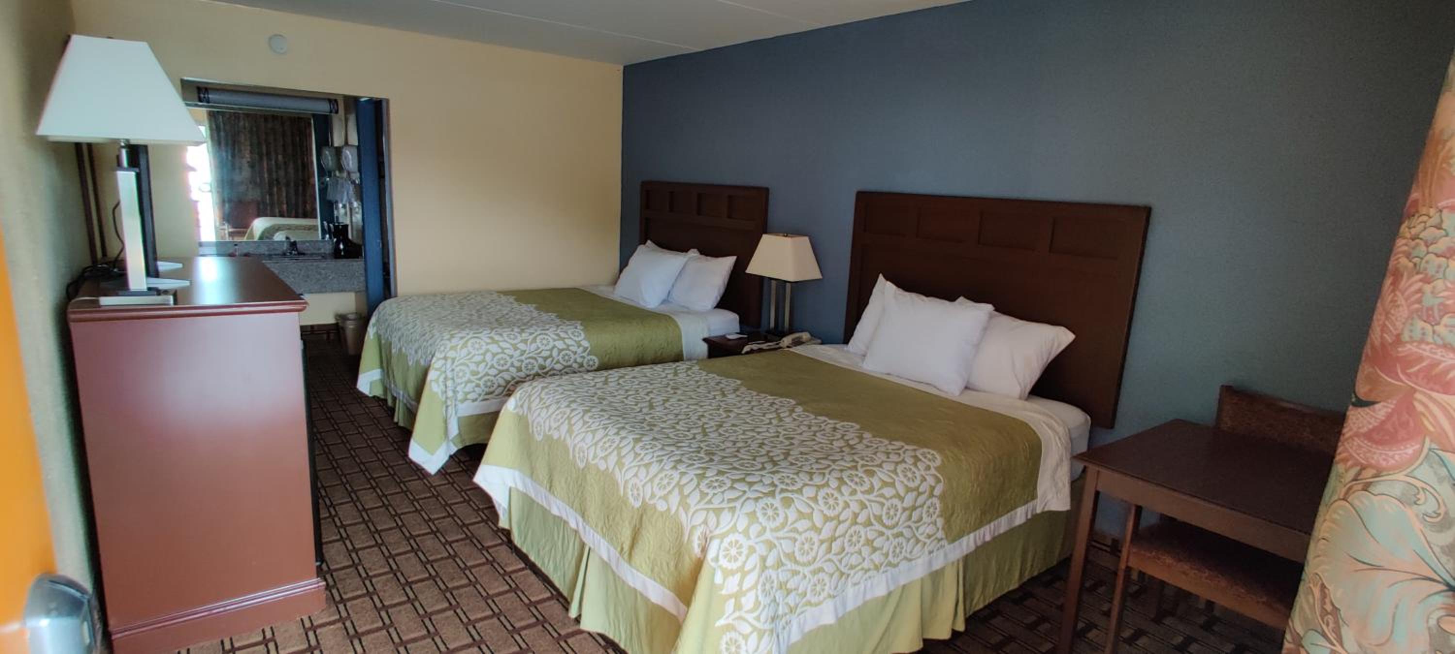 Queen Room with Two Queen Beds - Non-Smoking - Photo 1