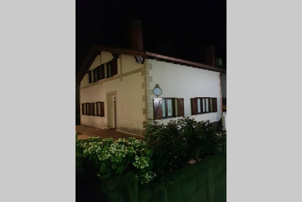 Five-Bedroom House photo 3