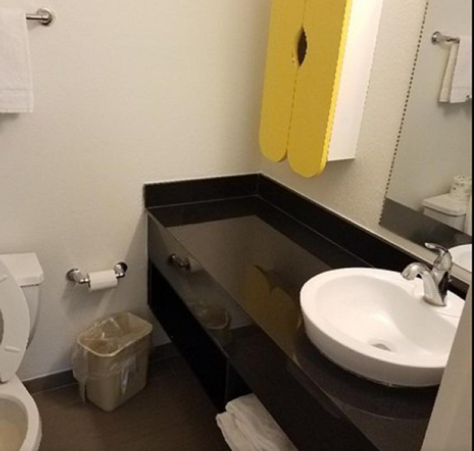 Deluxe King Room - Non-Smoking - Photo 4