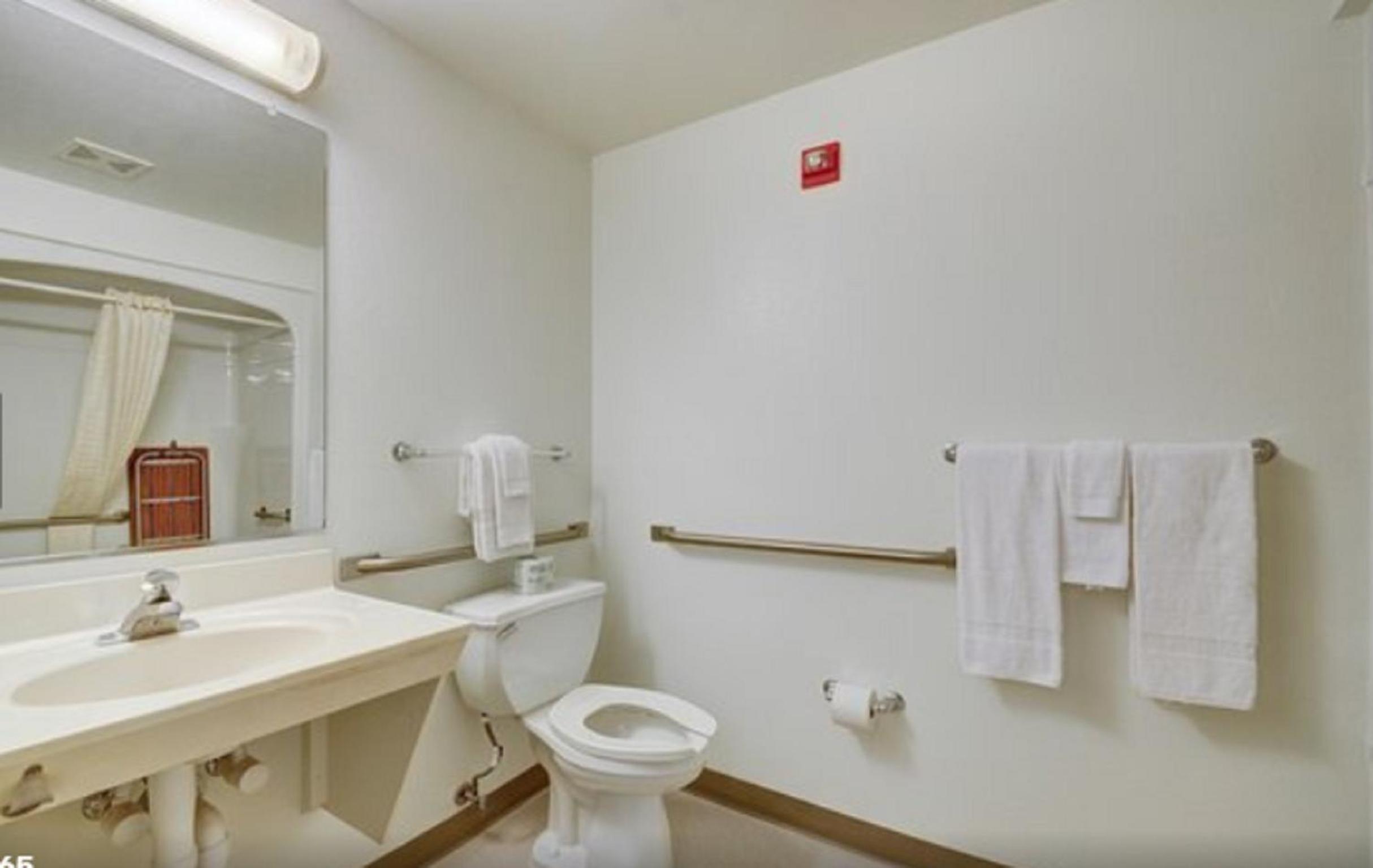 King Room - Disability Access - Non-Smoking - Photo 14