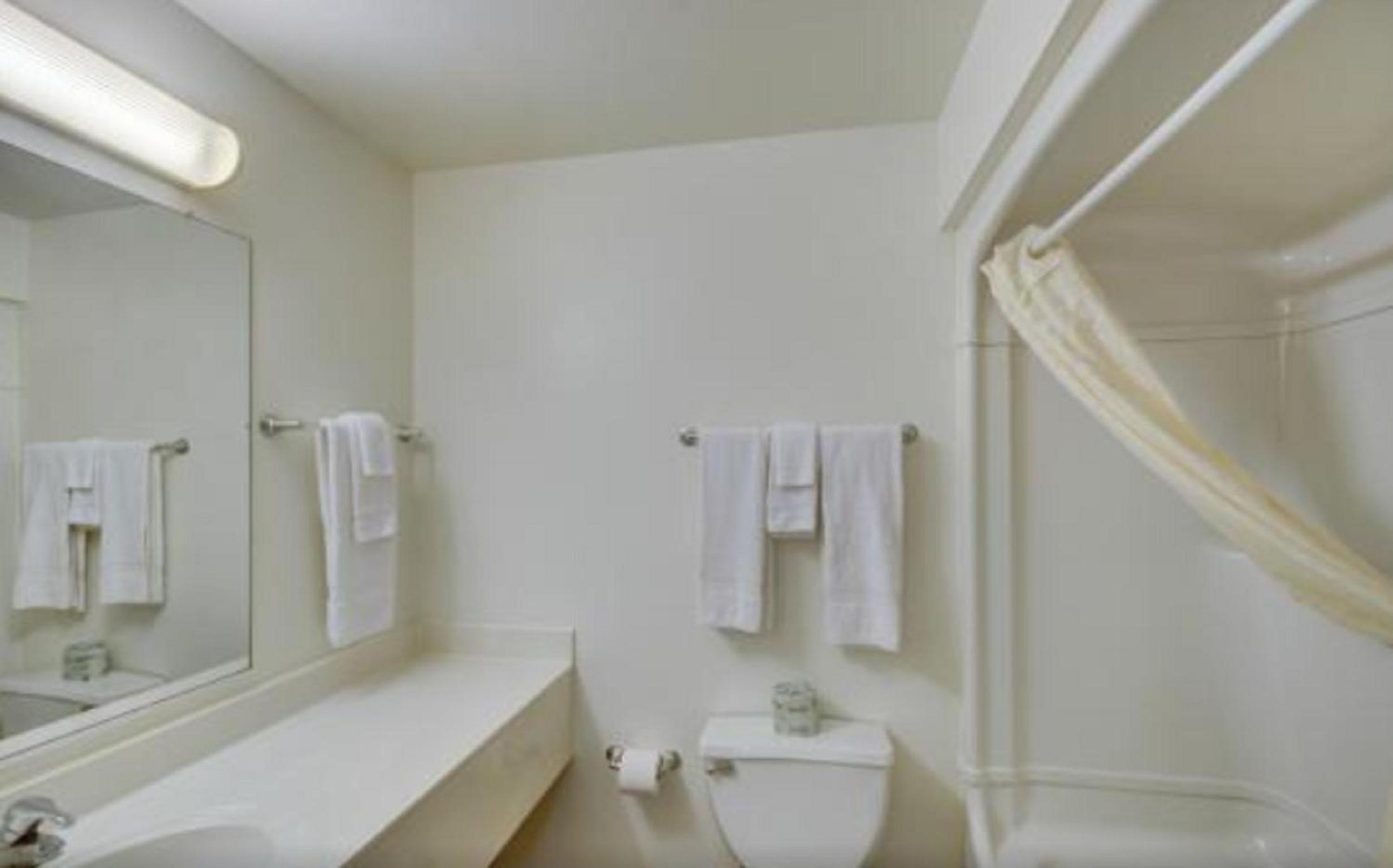 Deluxe King Room - Non-Smoking - Photo 5
