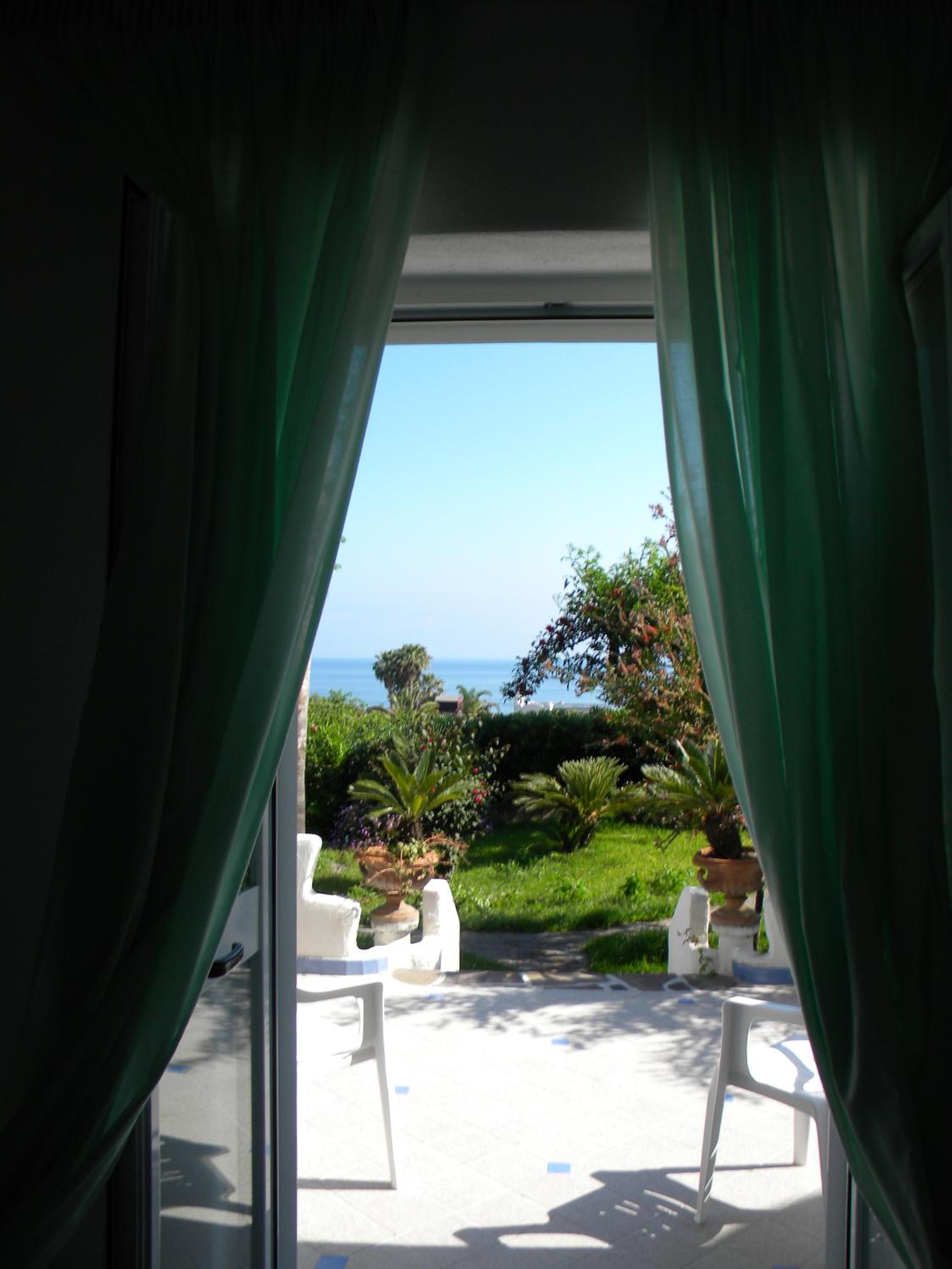 Family Room with Balcony and Sea View - Photo 5