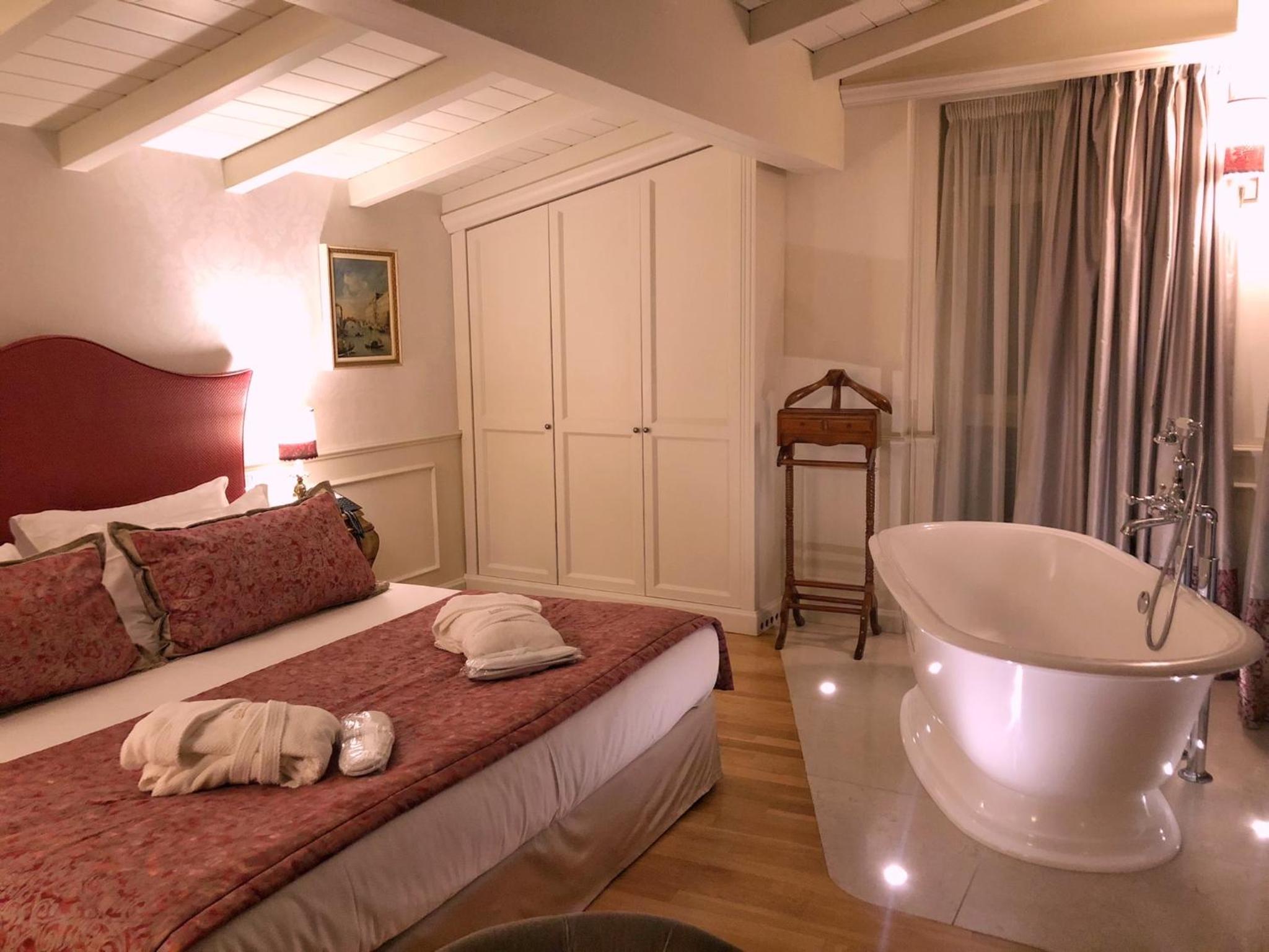Queen Room with Balcony - Photo 27