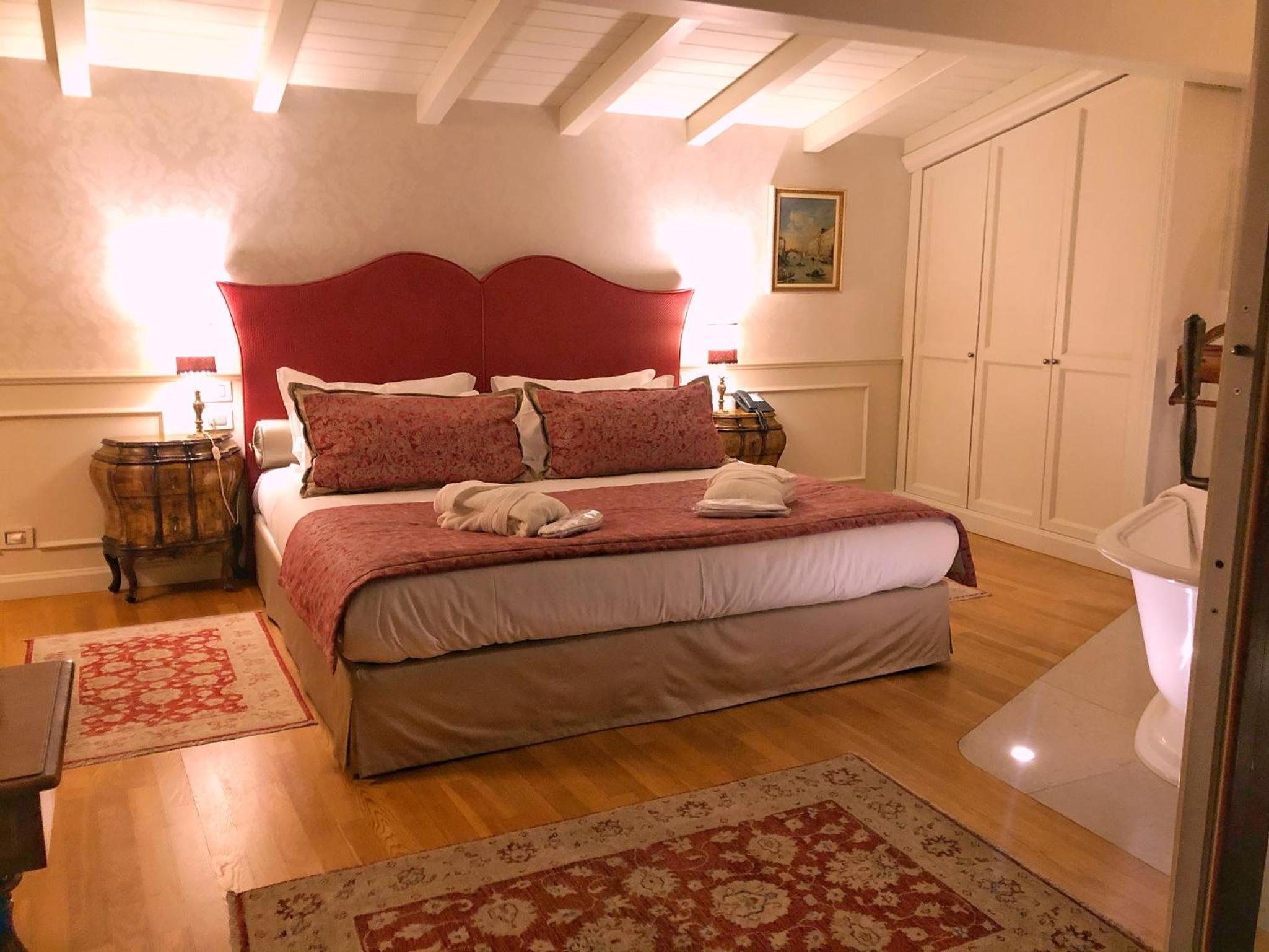 Queen Room with Balcony - Photo 25