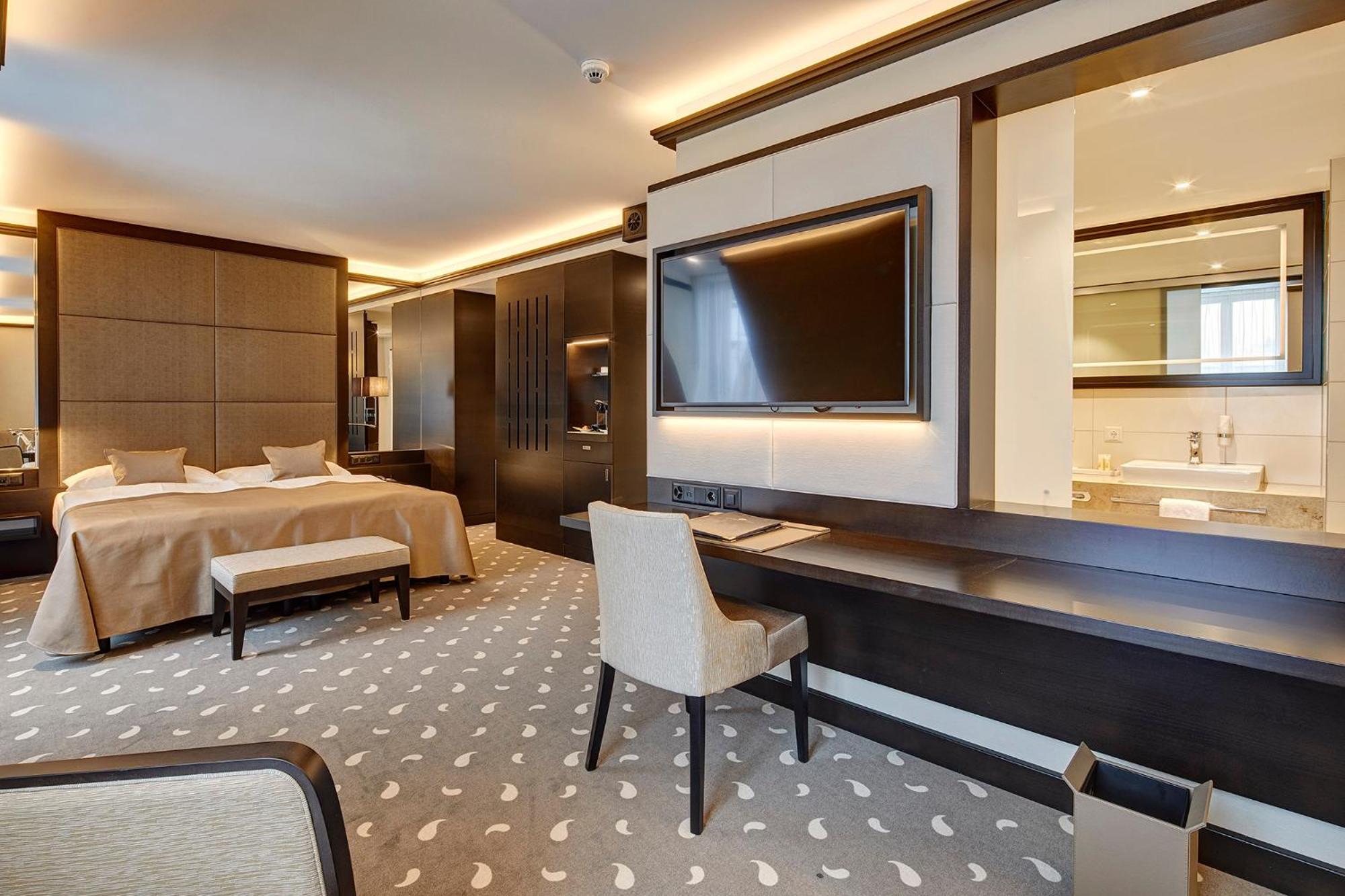 Deluxe Junior Suite - Photo 11