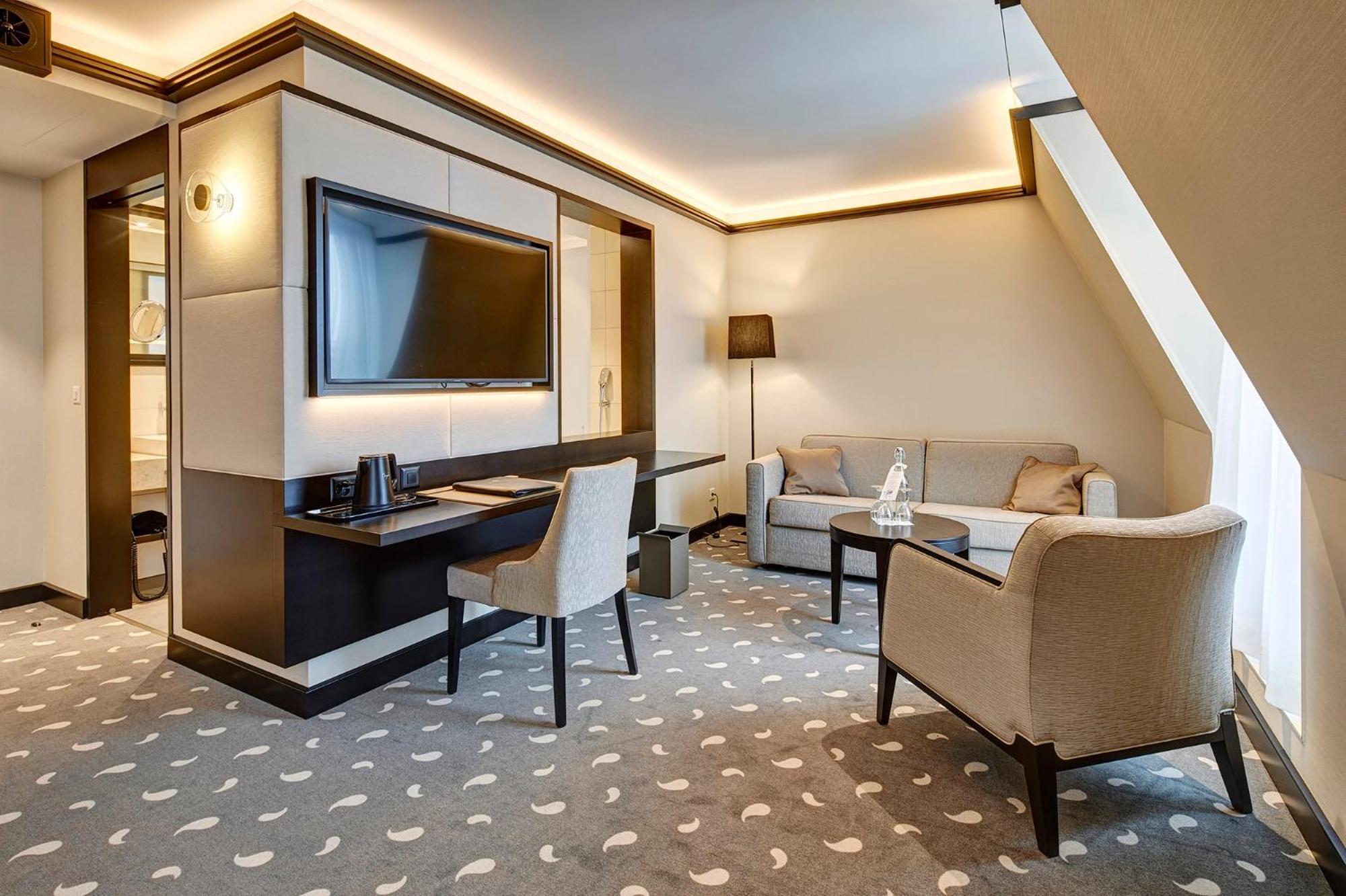 Deluxe Junior Suite - Photo 9