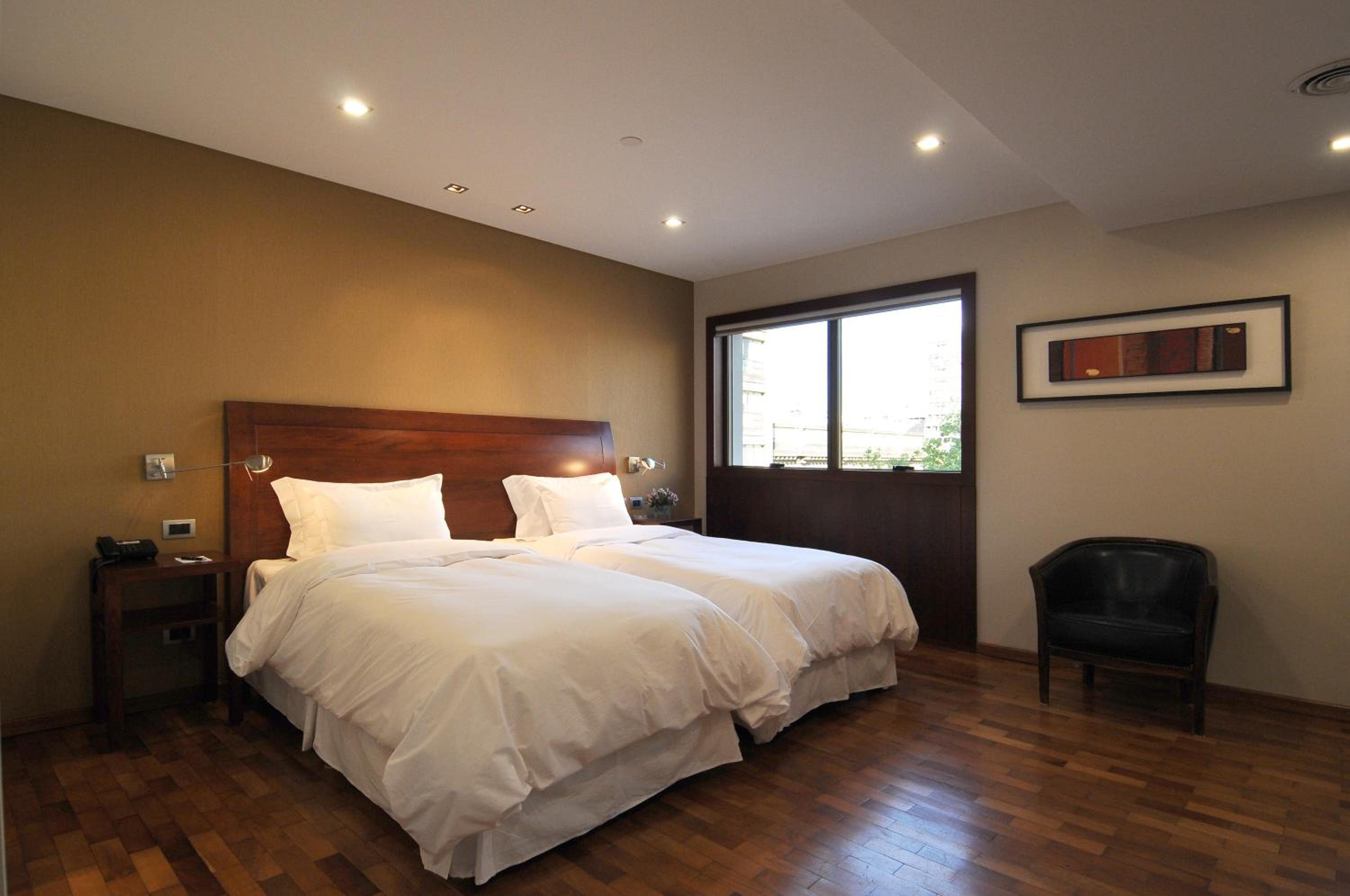 Superior Twin Room thumbnail 5
