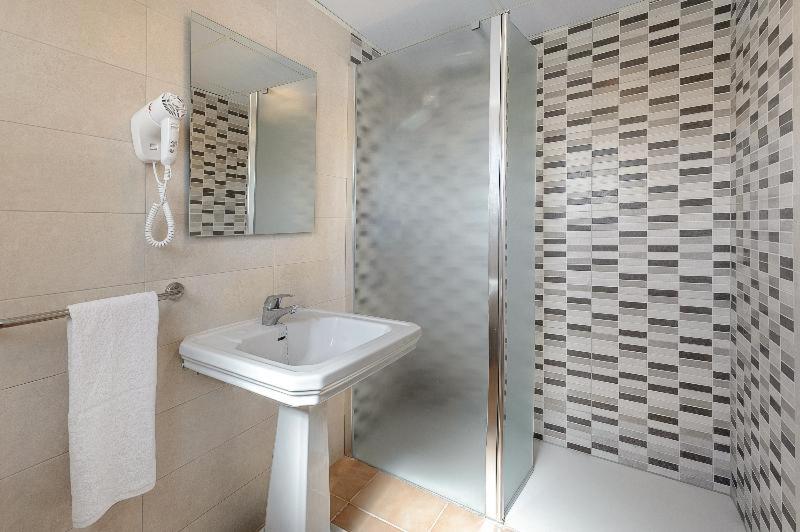 Twin Room - Photo 2