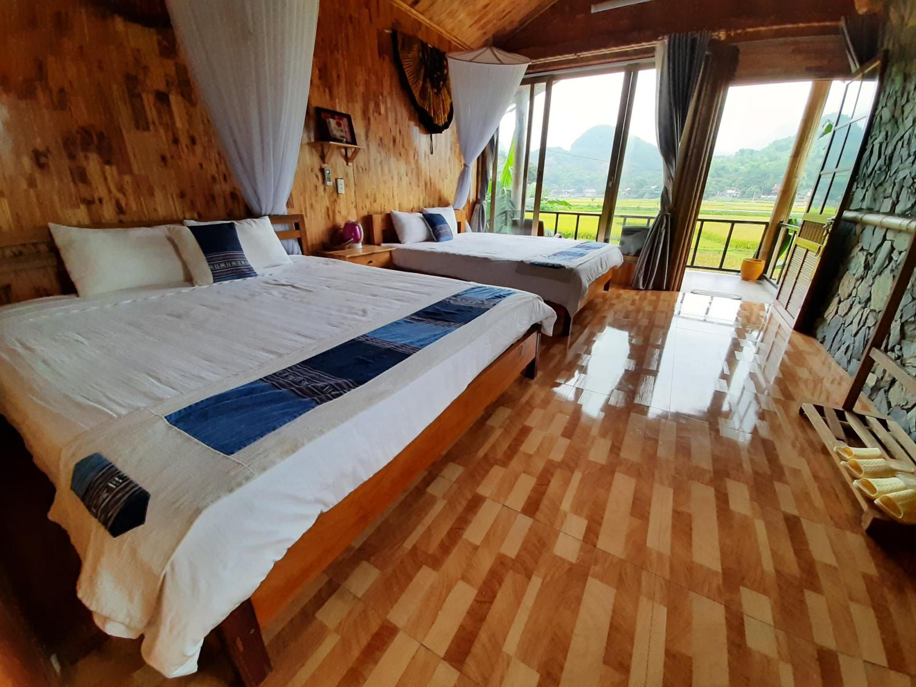 Family Room with Mountain View photo 3