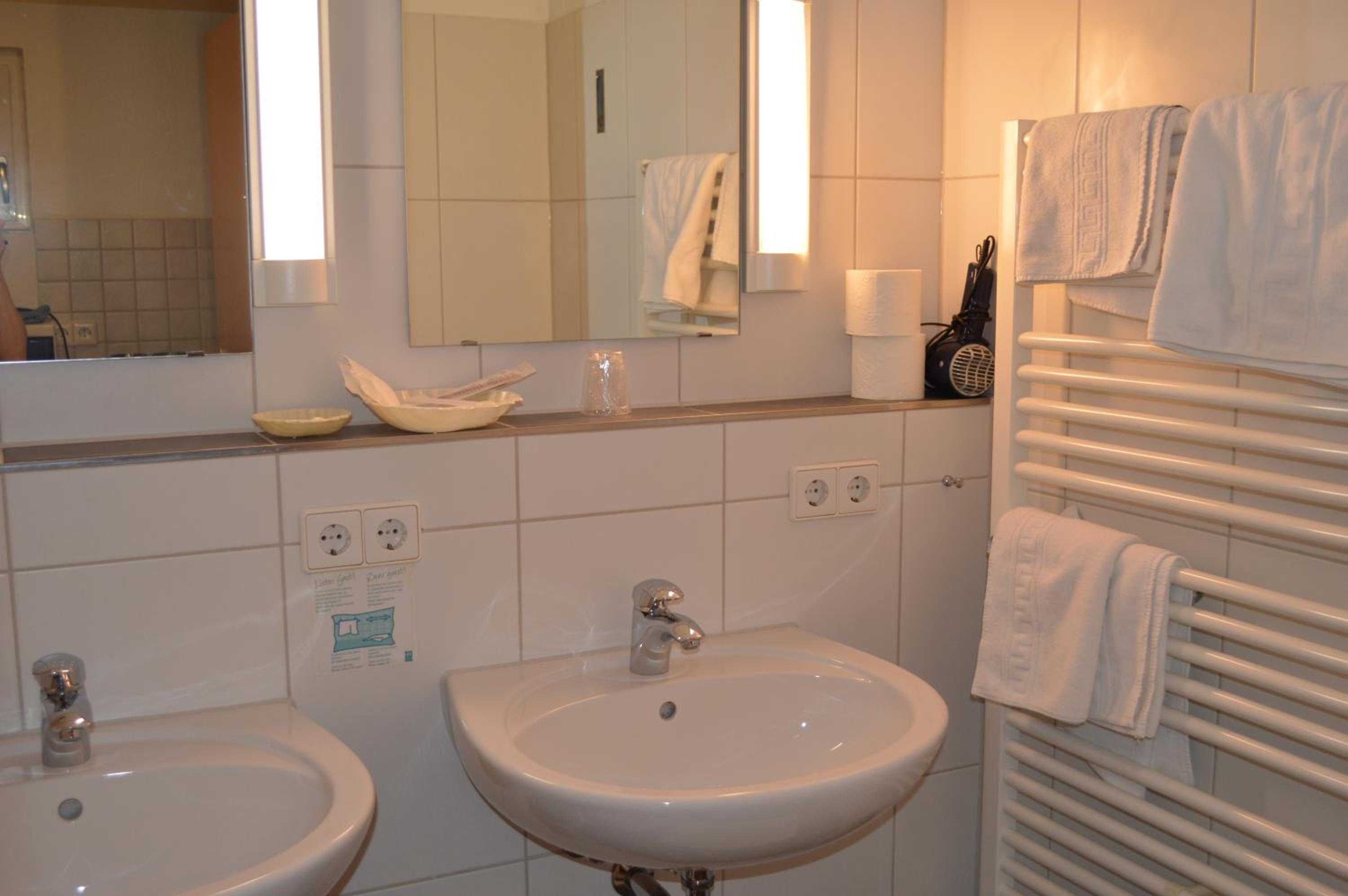 Small Twin Room photo 2