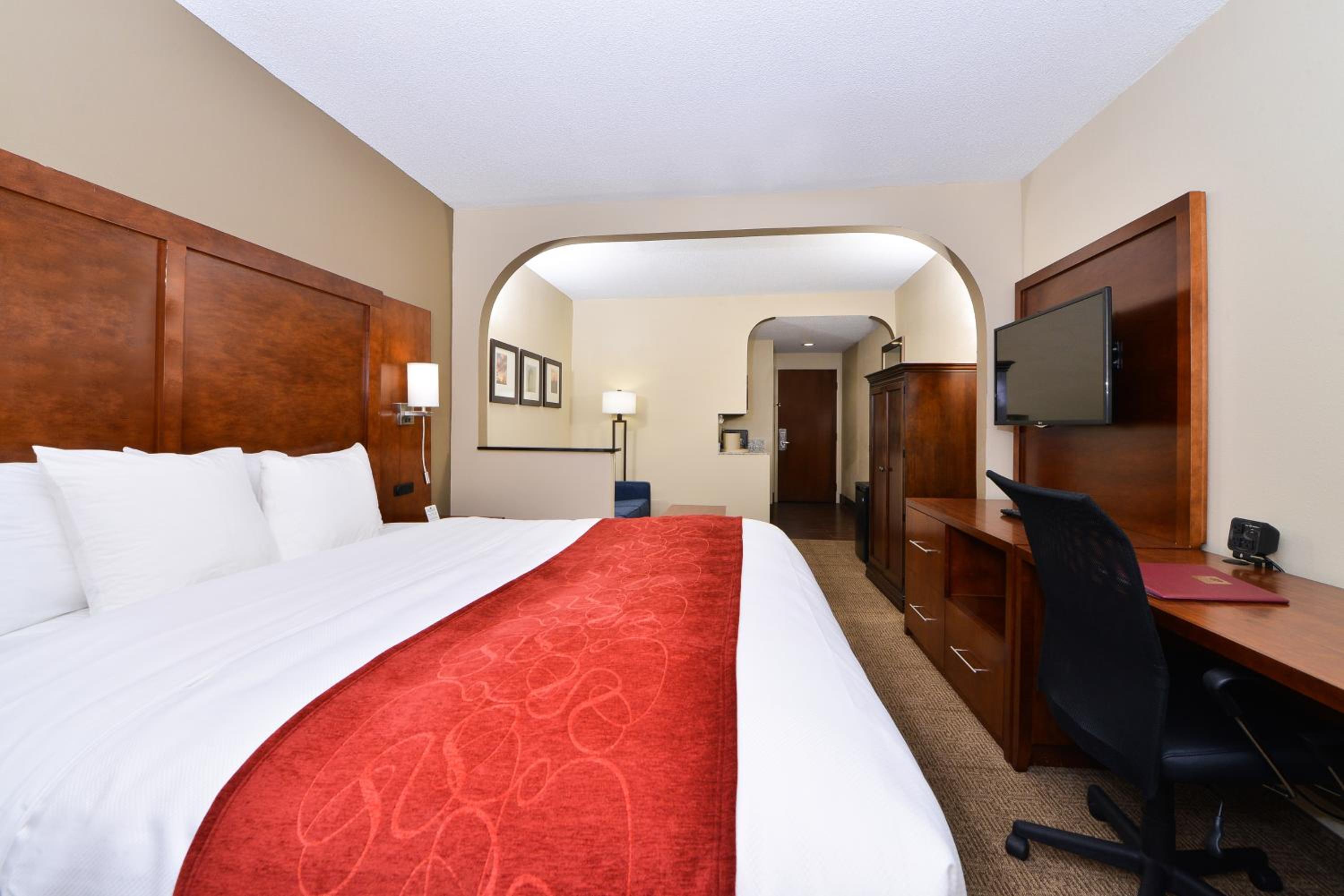 King Suite - Non-Smoking - Photo 8