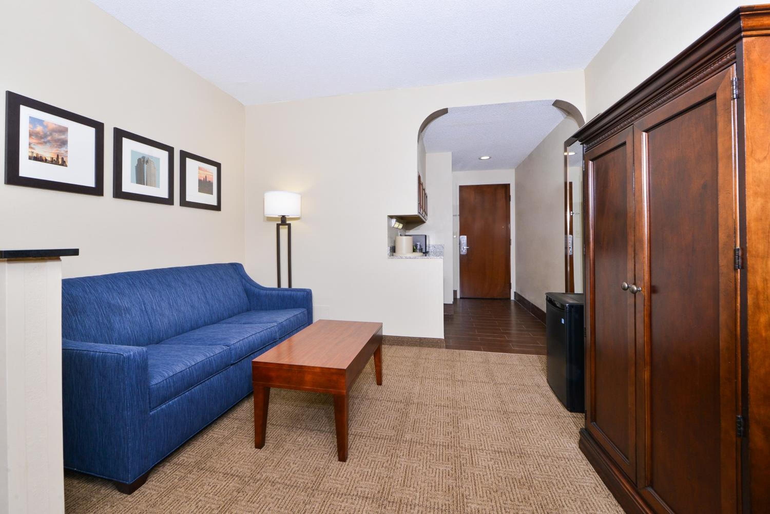 King Suite with Spa Bath - Non-Smoking - Photo 8