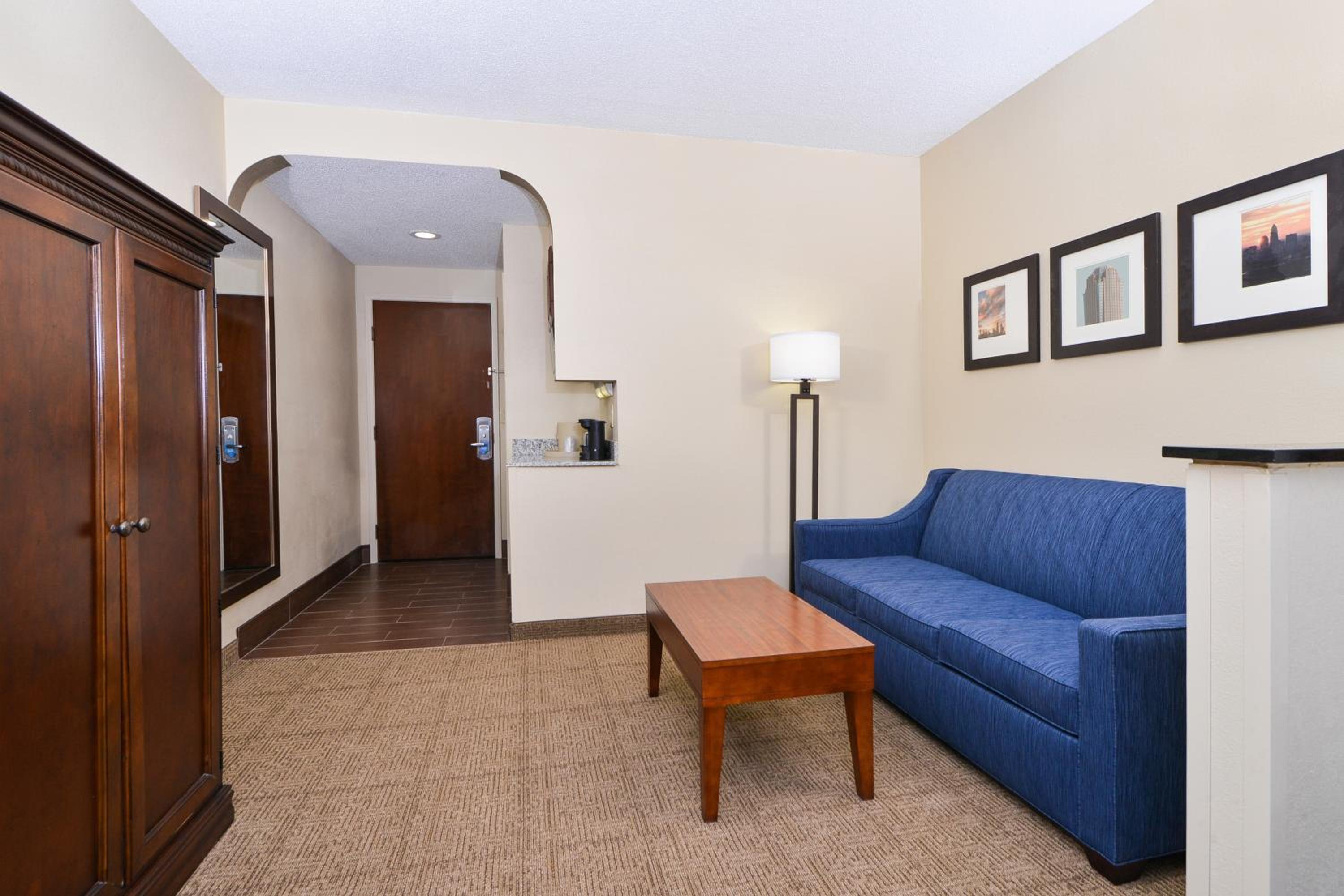King Suite - Non-Smoking - Photo 4