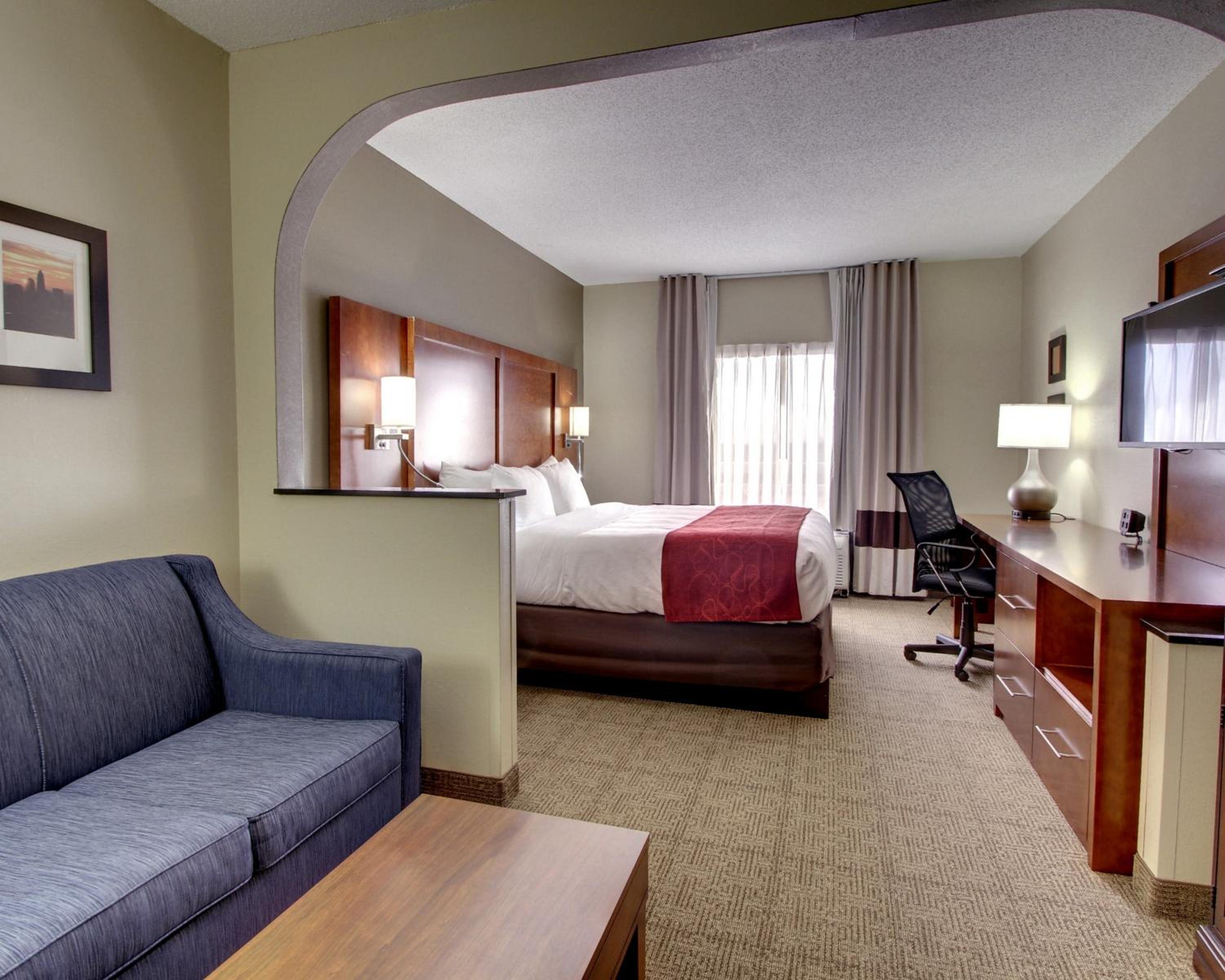 King Suite - Non-Smoking - Photo 3