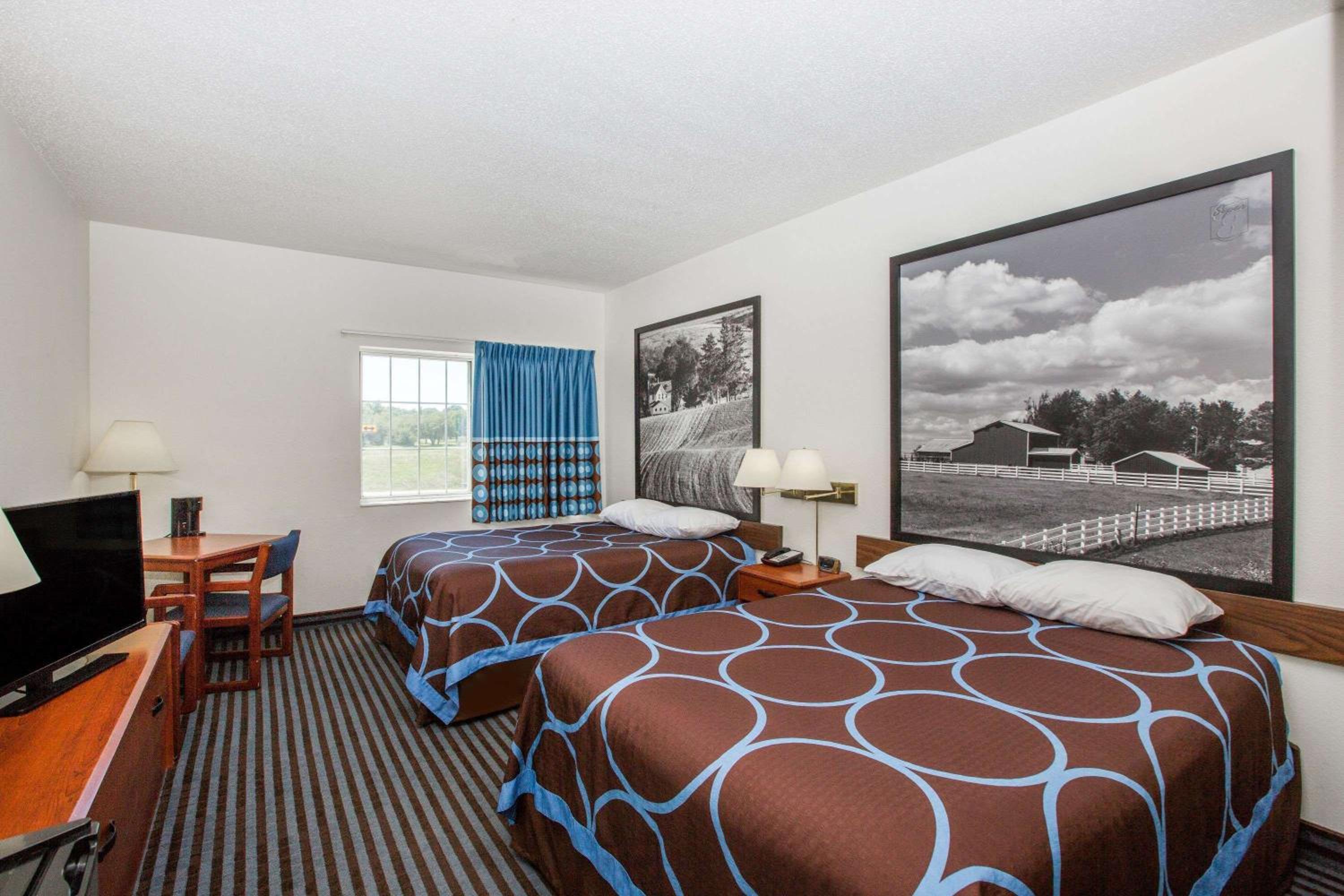 Queen Room with Two Queen Beds - Non-Smoking - Photo 1