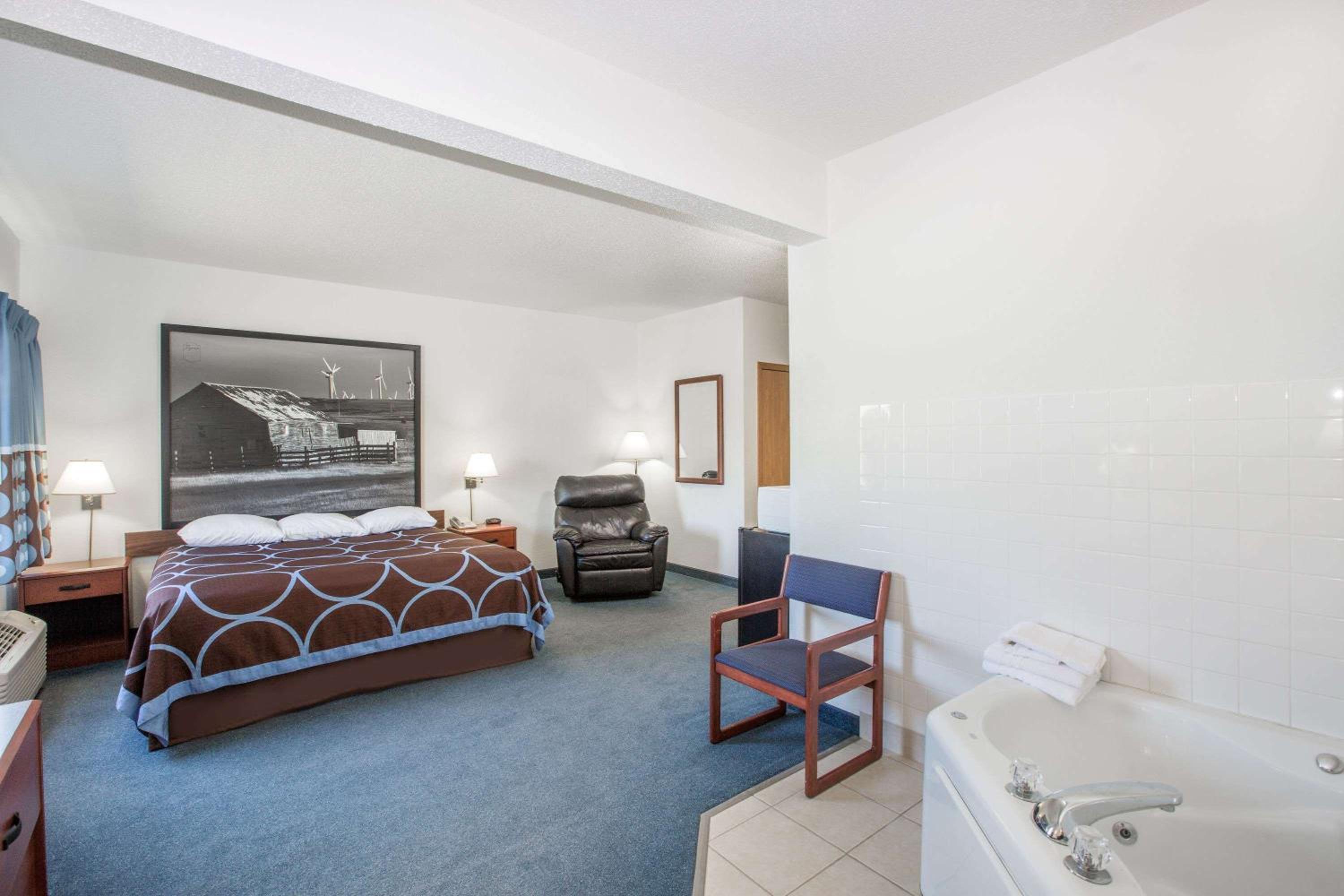 Deluxe King Studio Suite - Non-Smoking - Photo 5