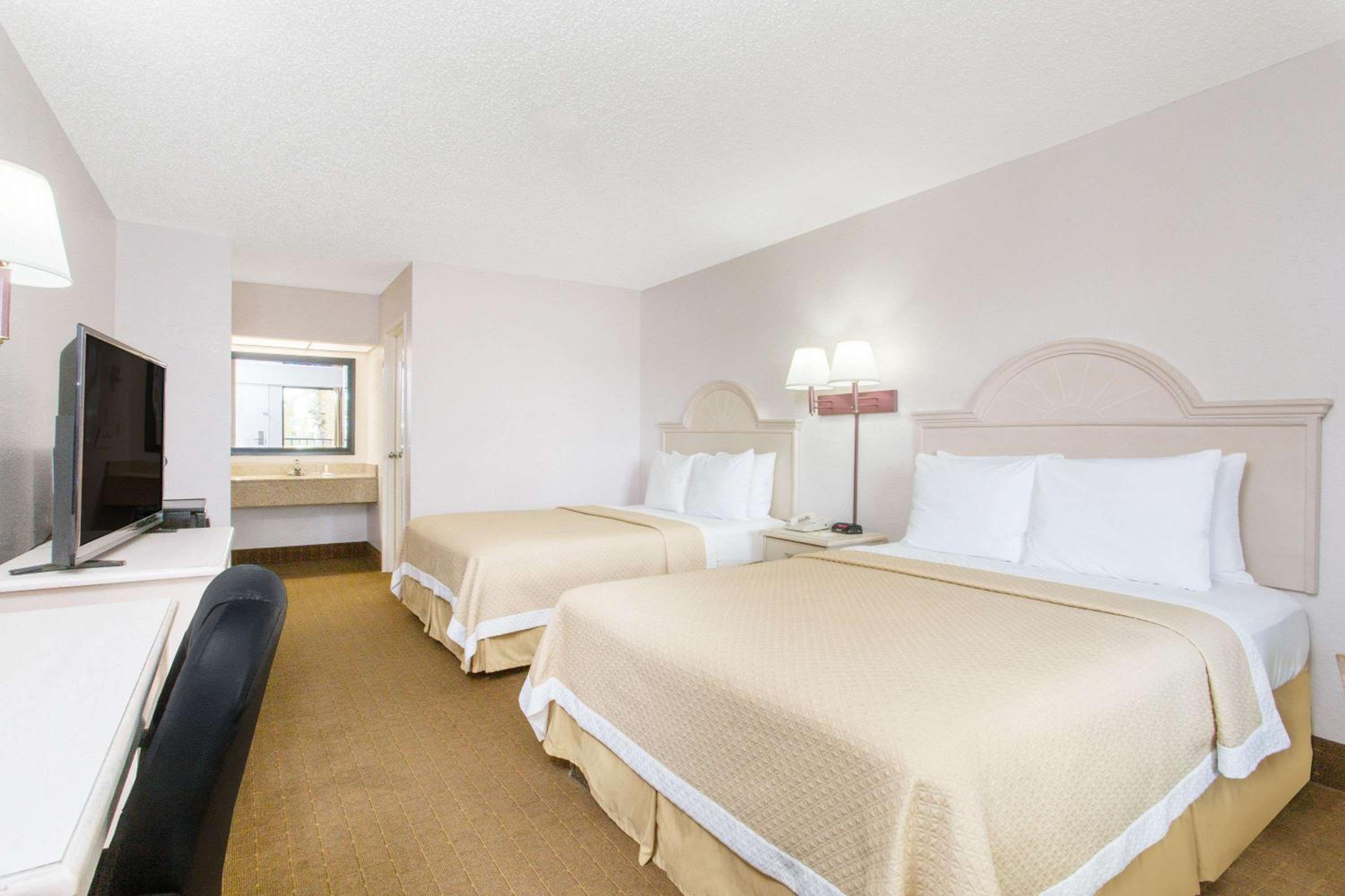 Queen Room with Two Queen Beds - Non-Smoking - Photo 5