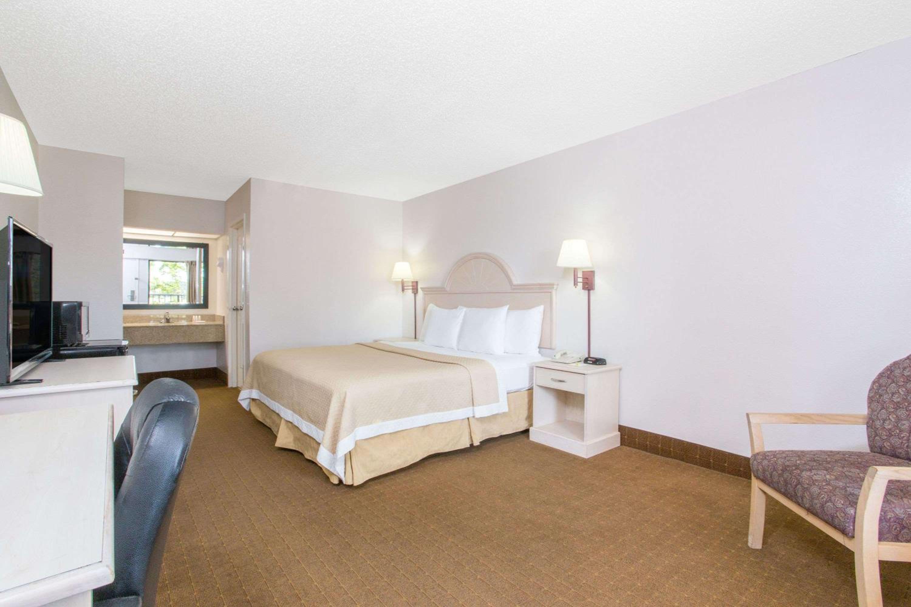King Room - Non-Smoking - Photo 2