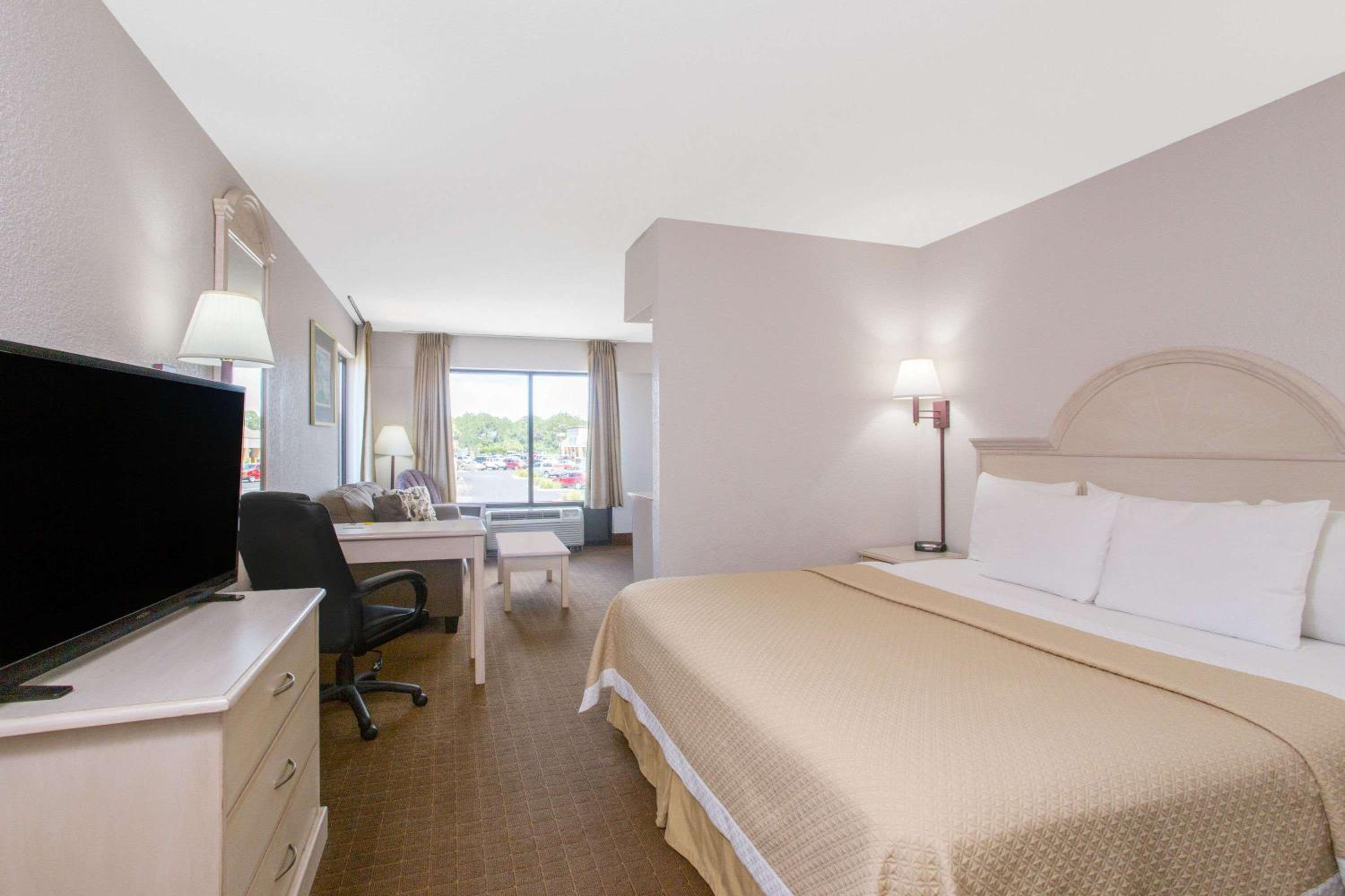 Deluxe King Studio Suite - Non-Smoking - Photo 4