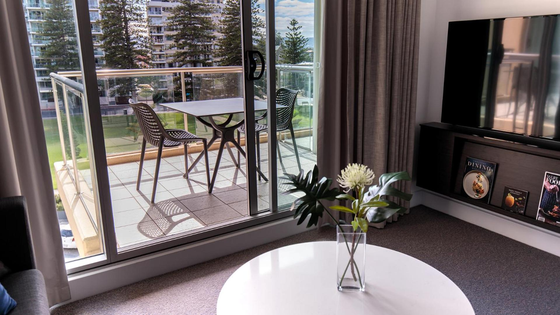 Premier One-Bedroom Apartment with Park View  - Photo 2