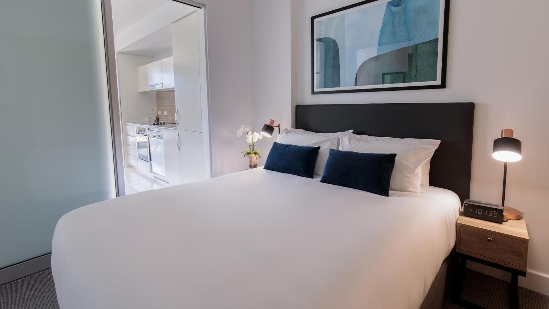 Premier One-Bedroom Apartment with Park View  - Photo 8