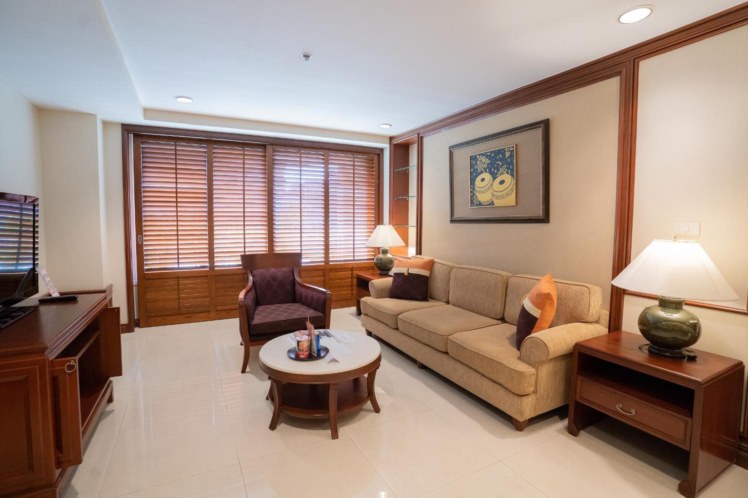 One-Bedroom Grand Suite photo 2
