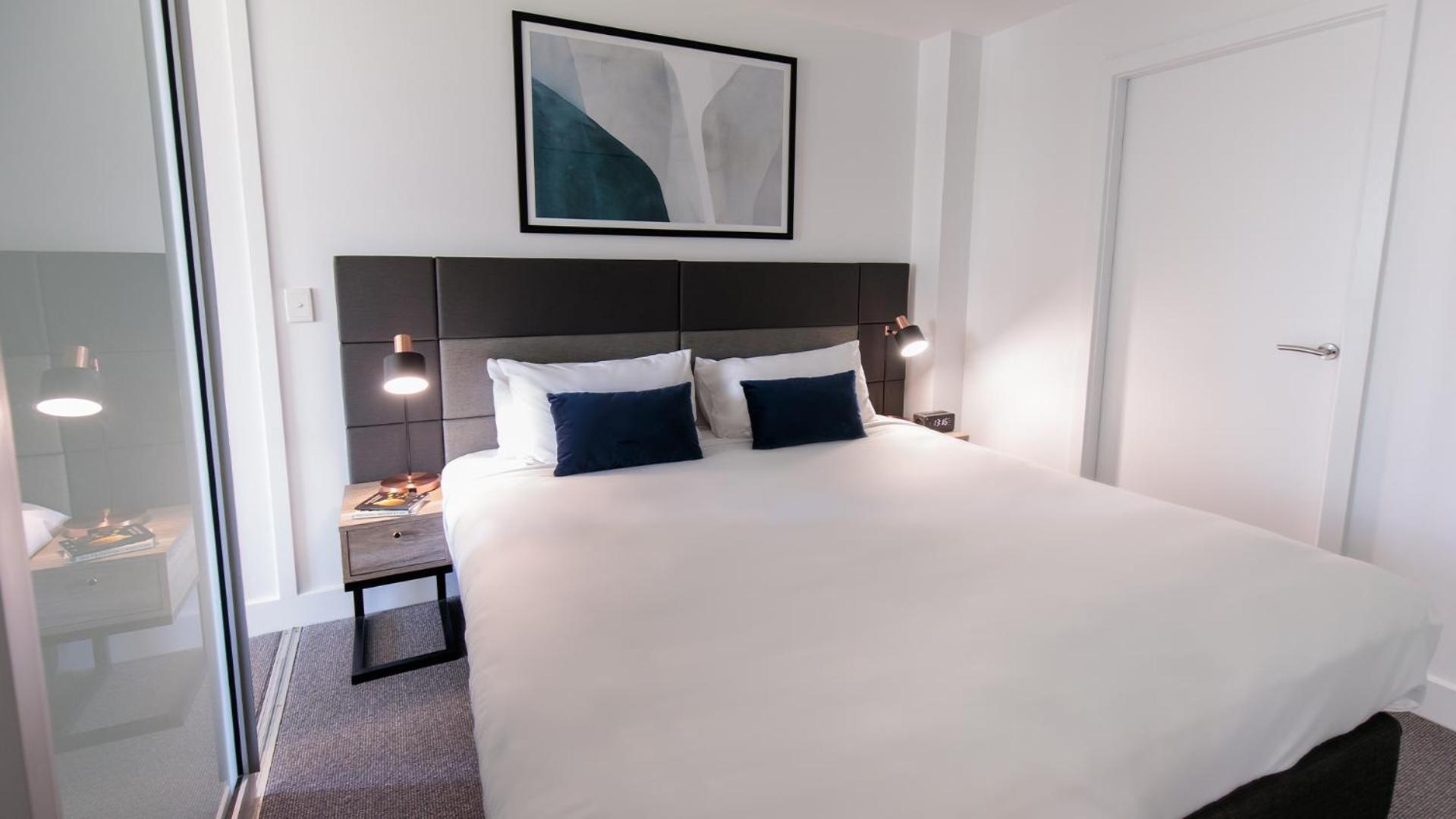 Premier Two-Bedroom Apartment with Park View - No Housekeeping - Photo 8