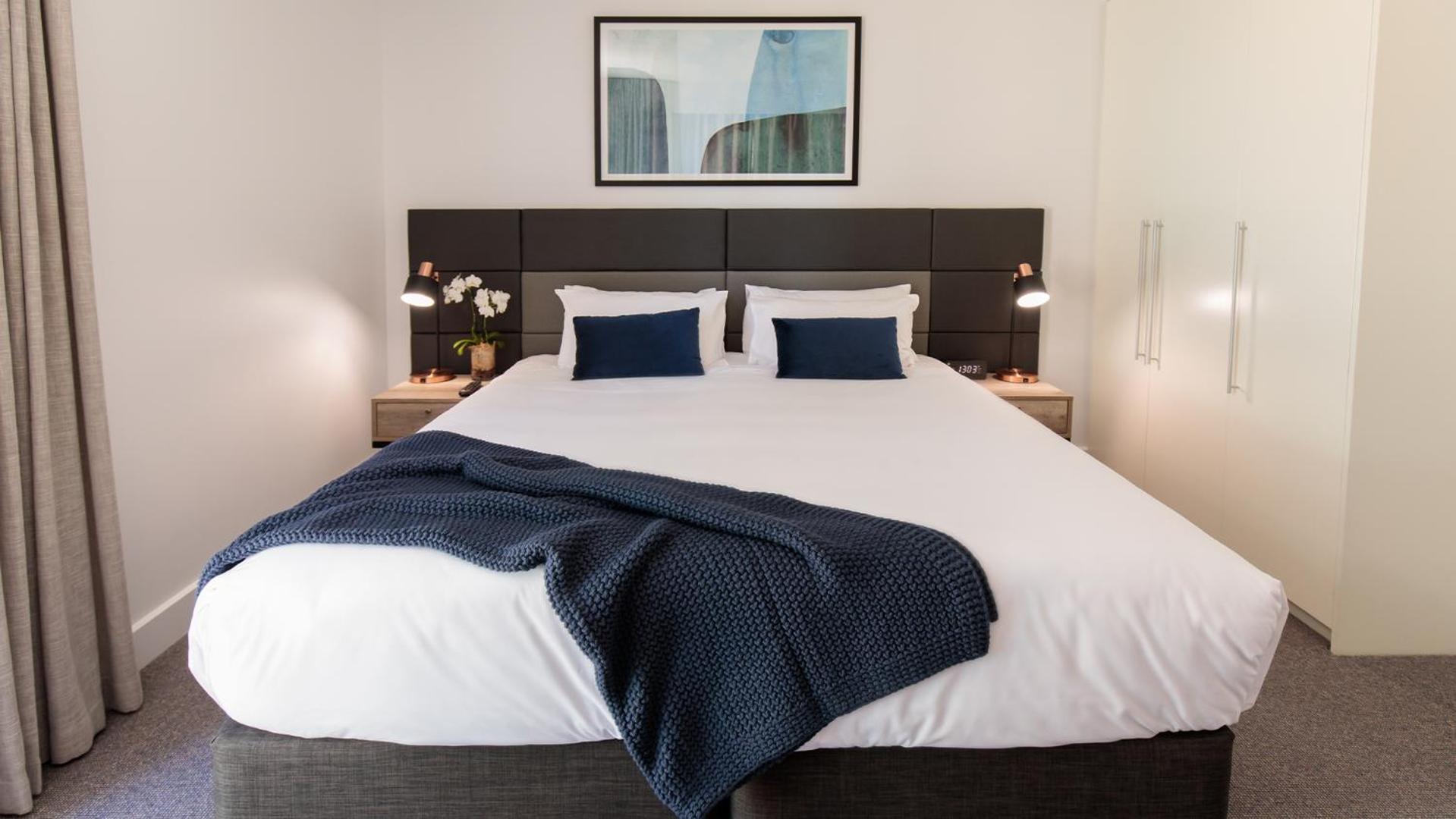 Premier Two-Bedroom Apartment with Park View - No Housekeeping - Photo 12