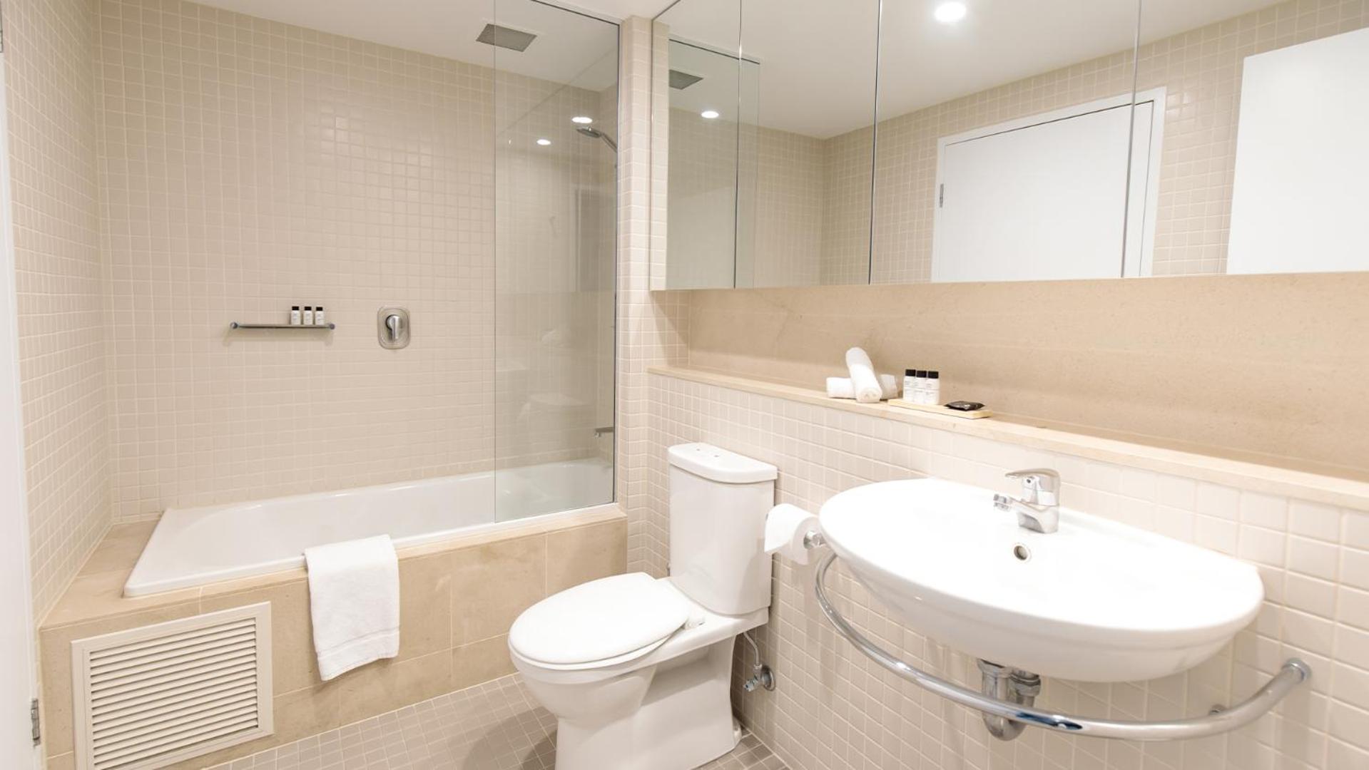 Premier Two-Bedroom Apartment with Park View - No Housekeeping - Photo 4