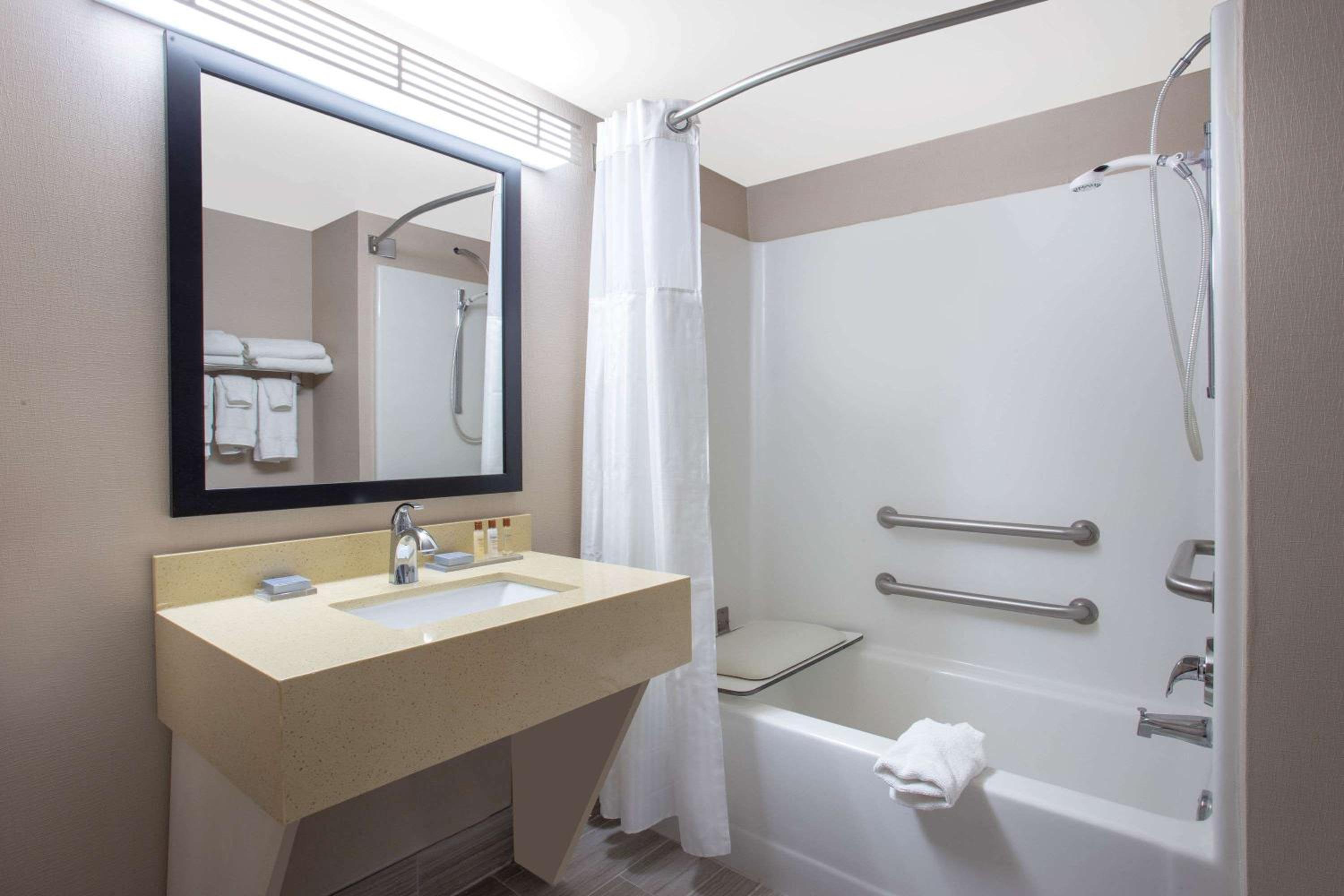 King Room - Disability Access - Non-Smoking - Photo 6