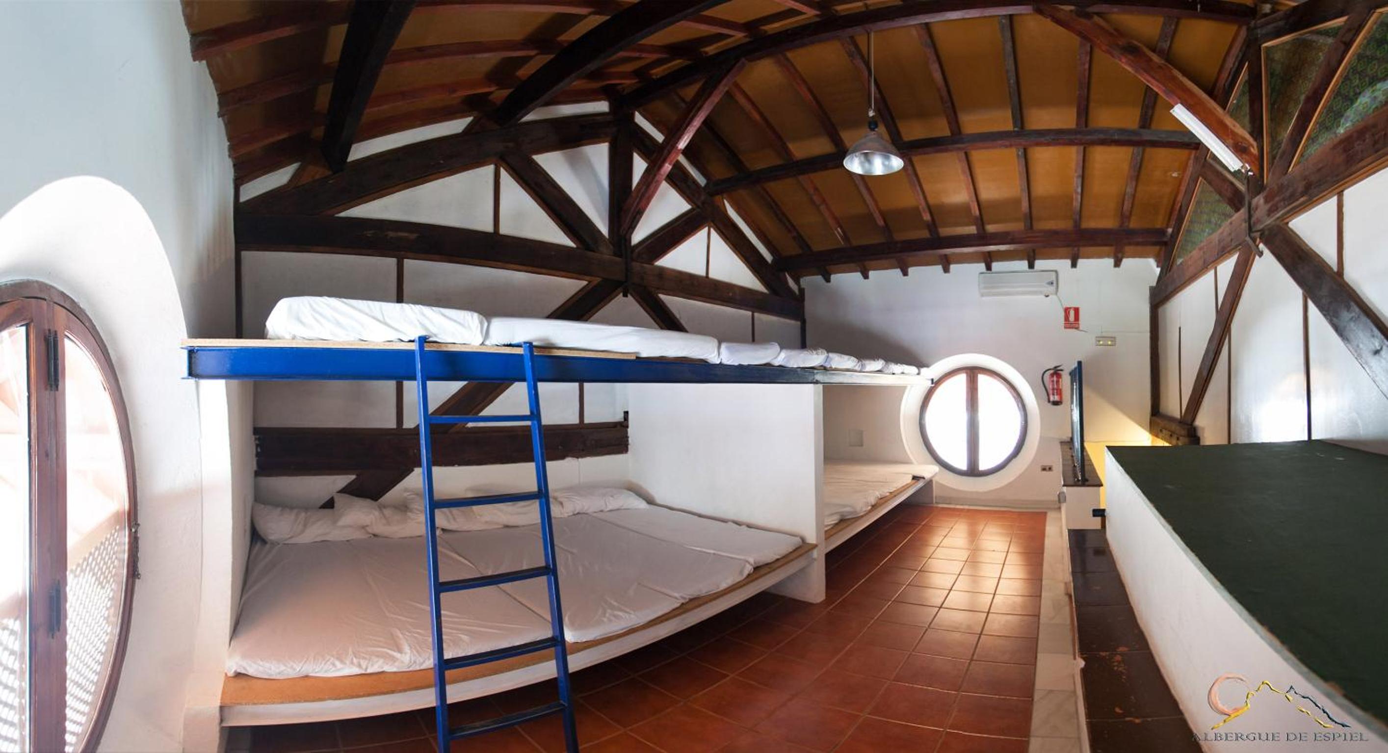 Cama individual en habitación compartida mixta