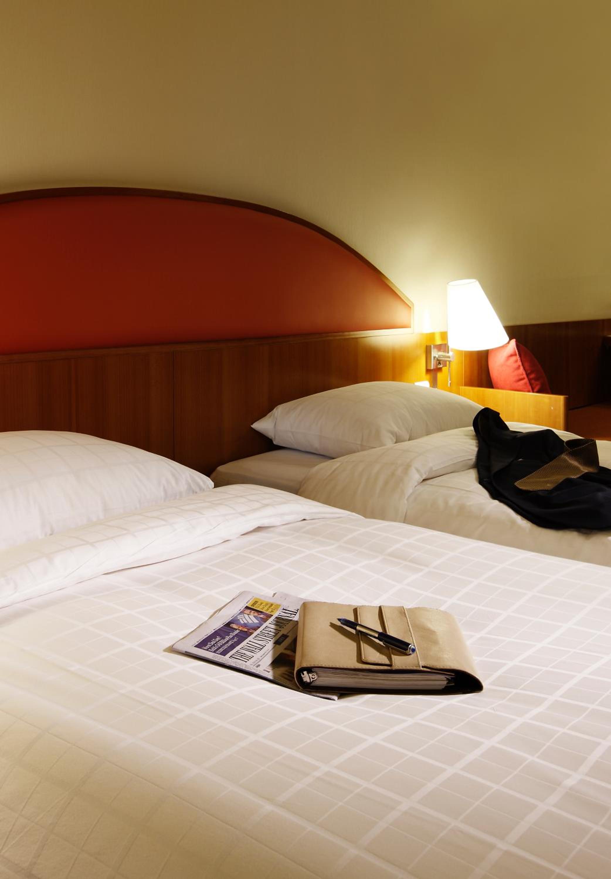 Standard Twin Room - City Side/Non-Smoking photo 3