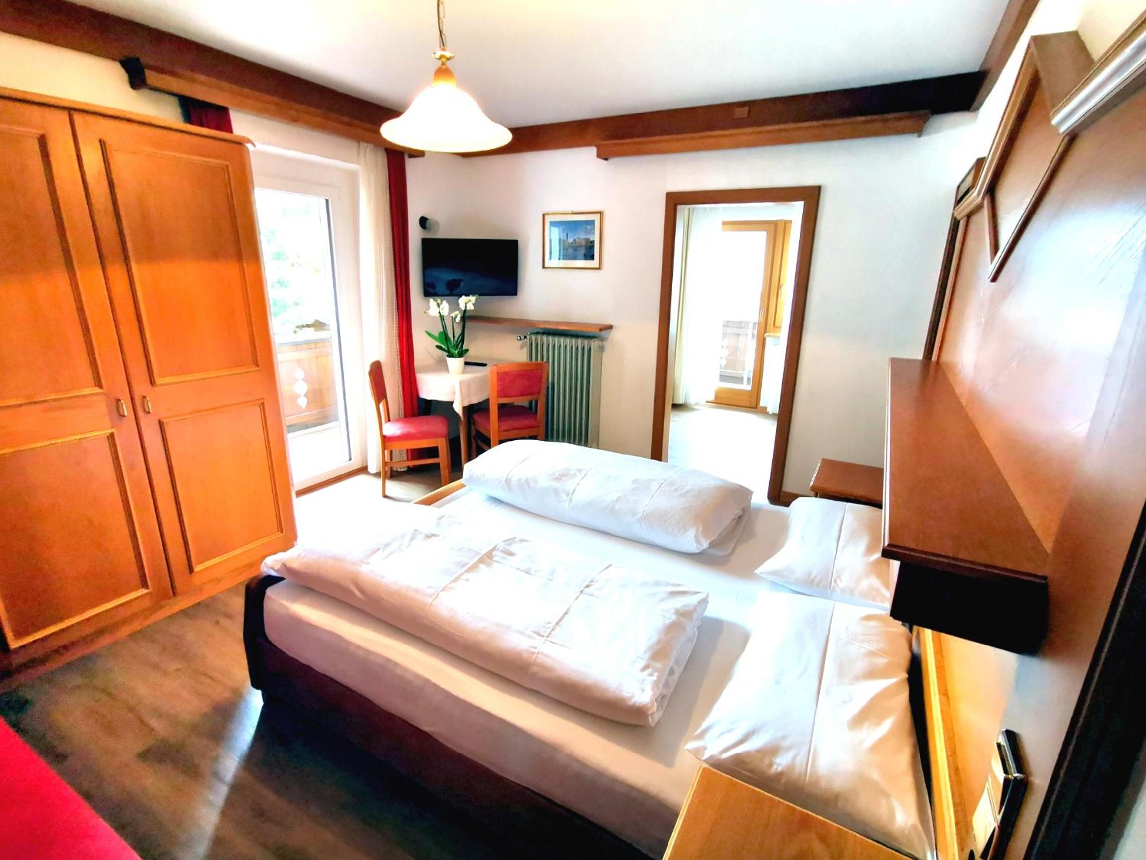 Double Room with Balcony - Photo 9