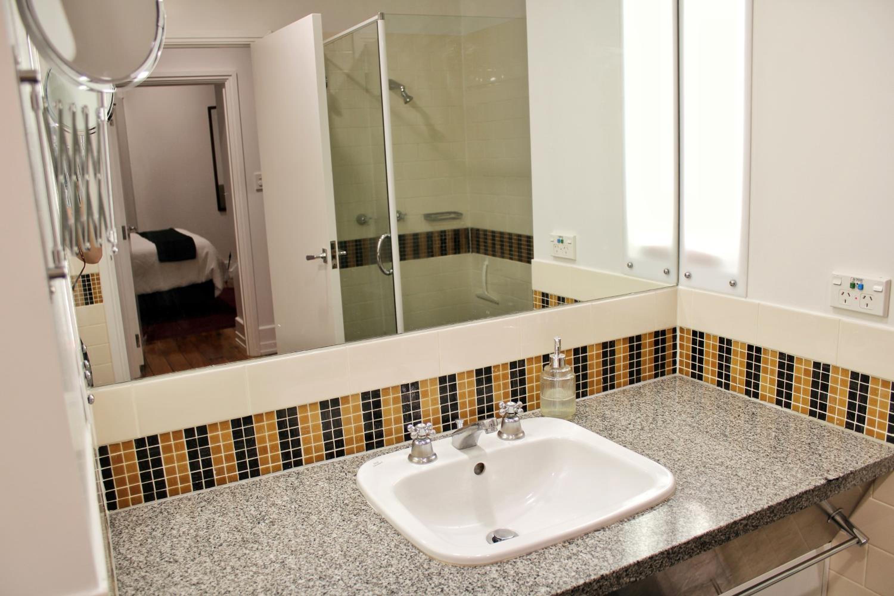 One-Bedroom Apartment thumbnail 5
