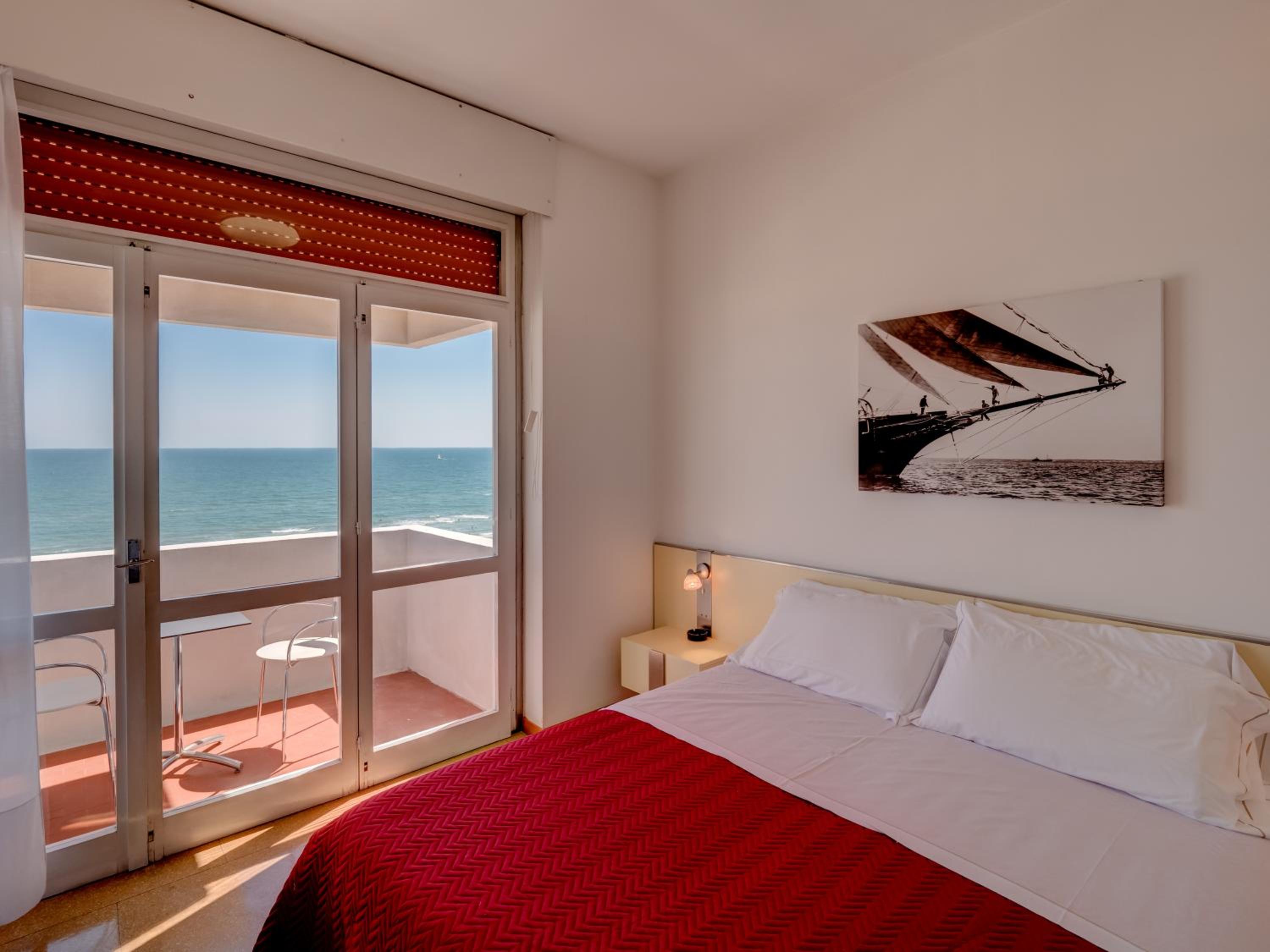 Double or Twin Room with Balcony and Sea View - Photo 2