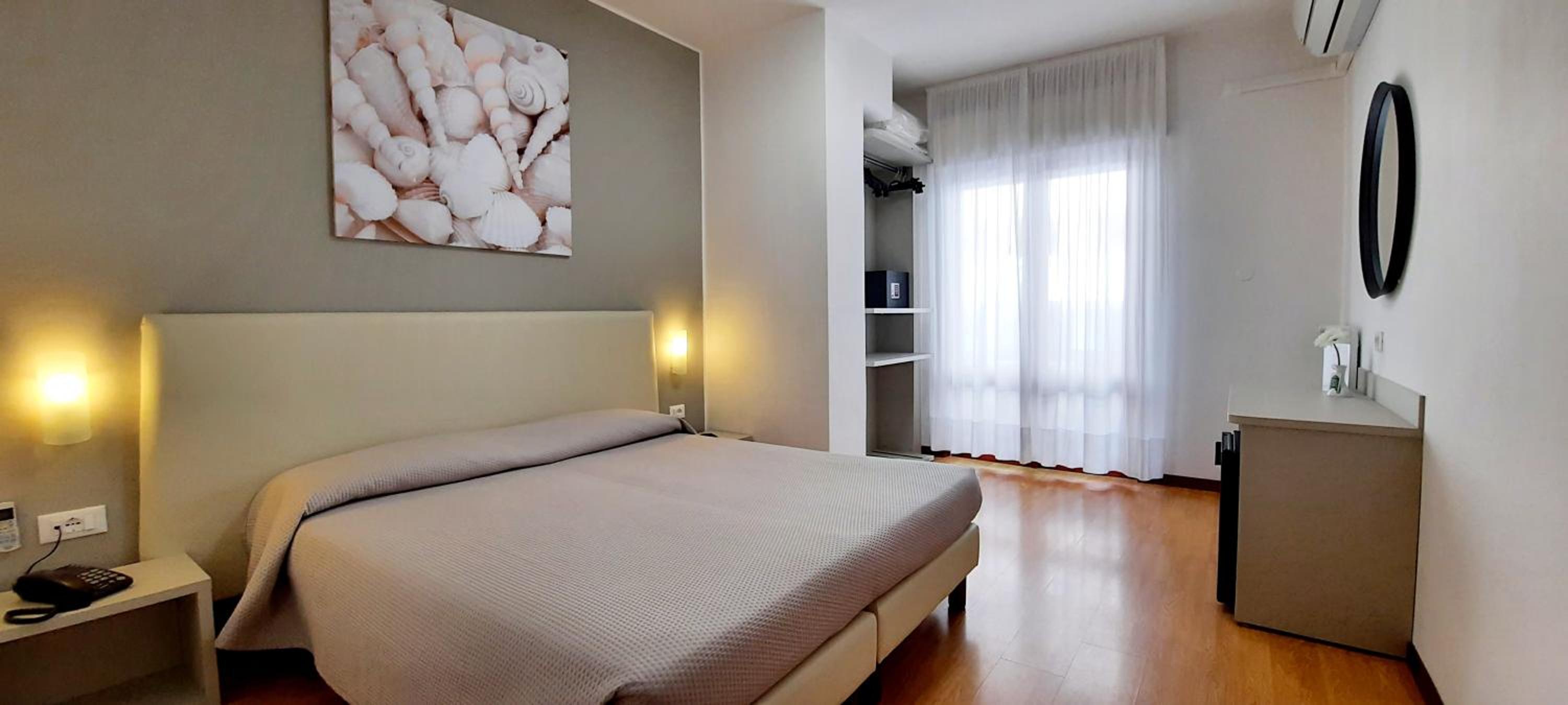 Double or Twin Room with Balcony photo 2