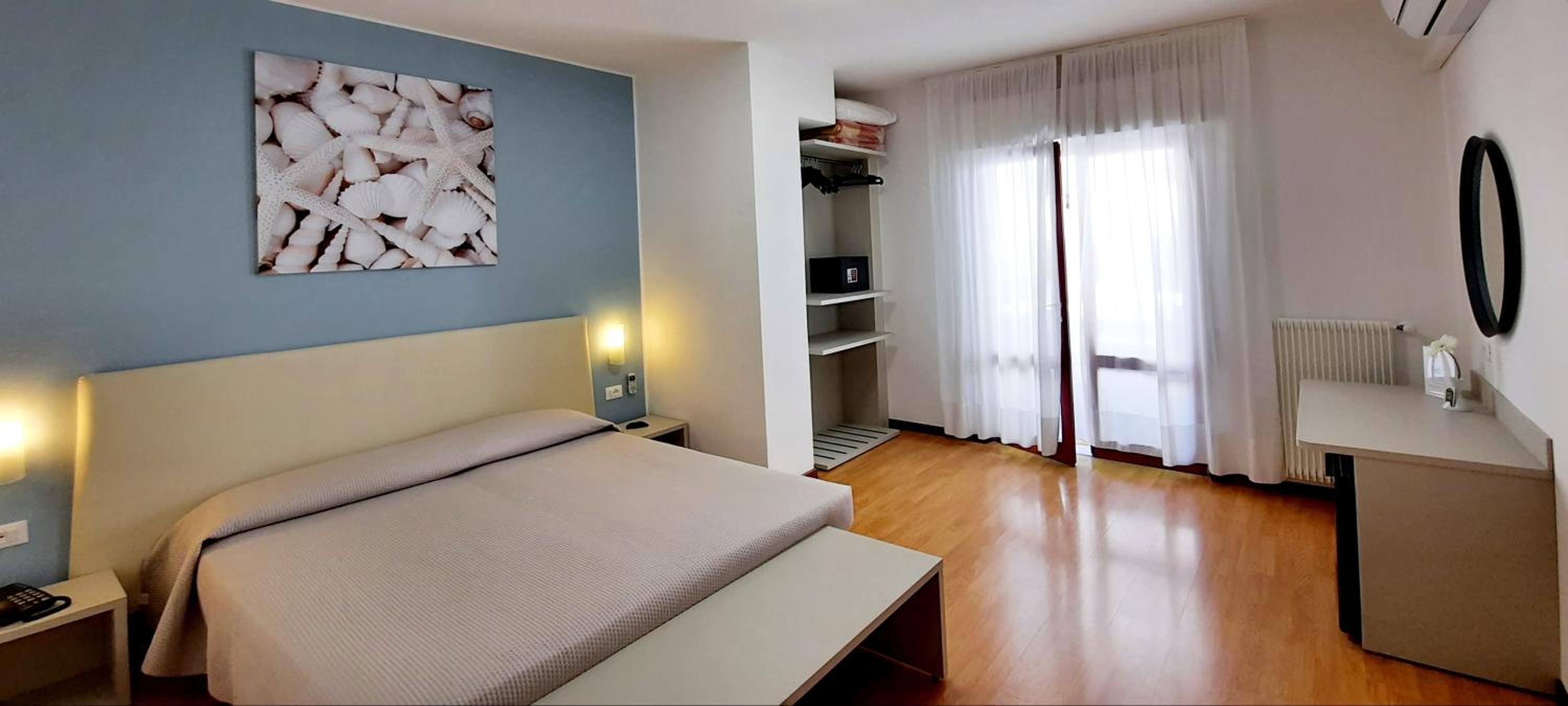 Double or Twin Room with Balcony photo 3