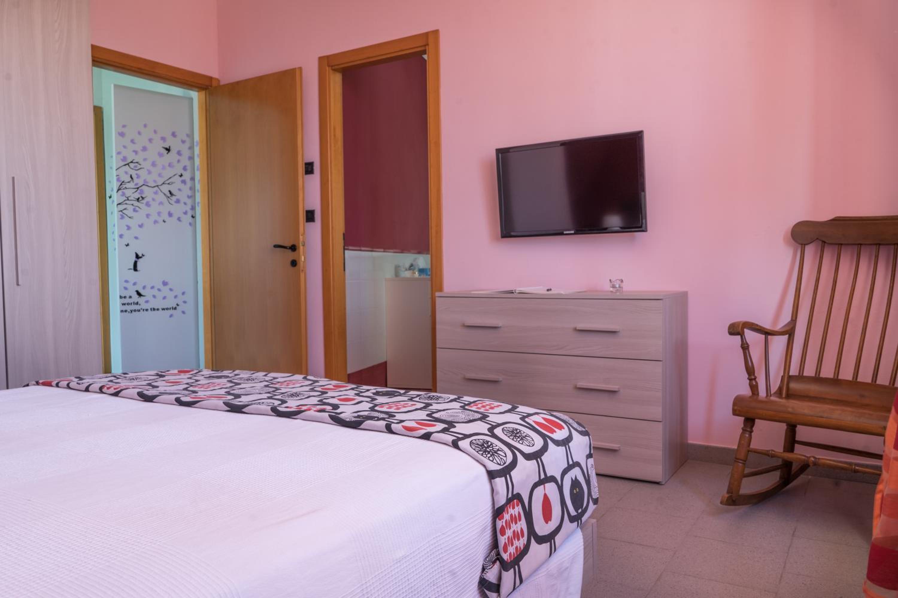 Deluxe Double Room (2 Adults + 1 Child) photo 3