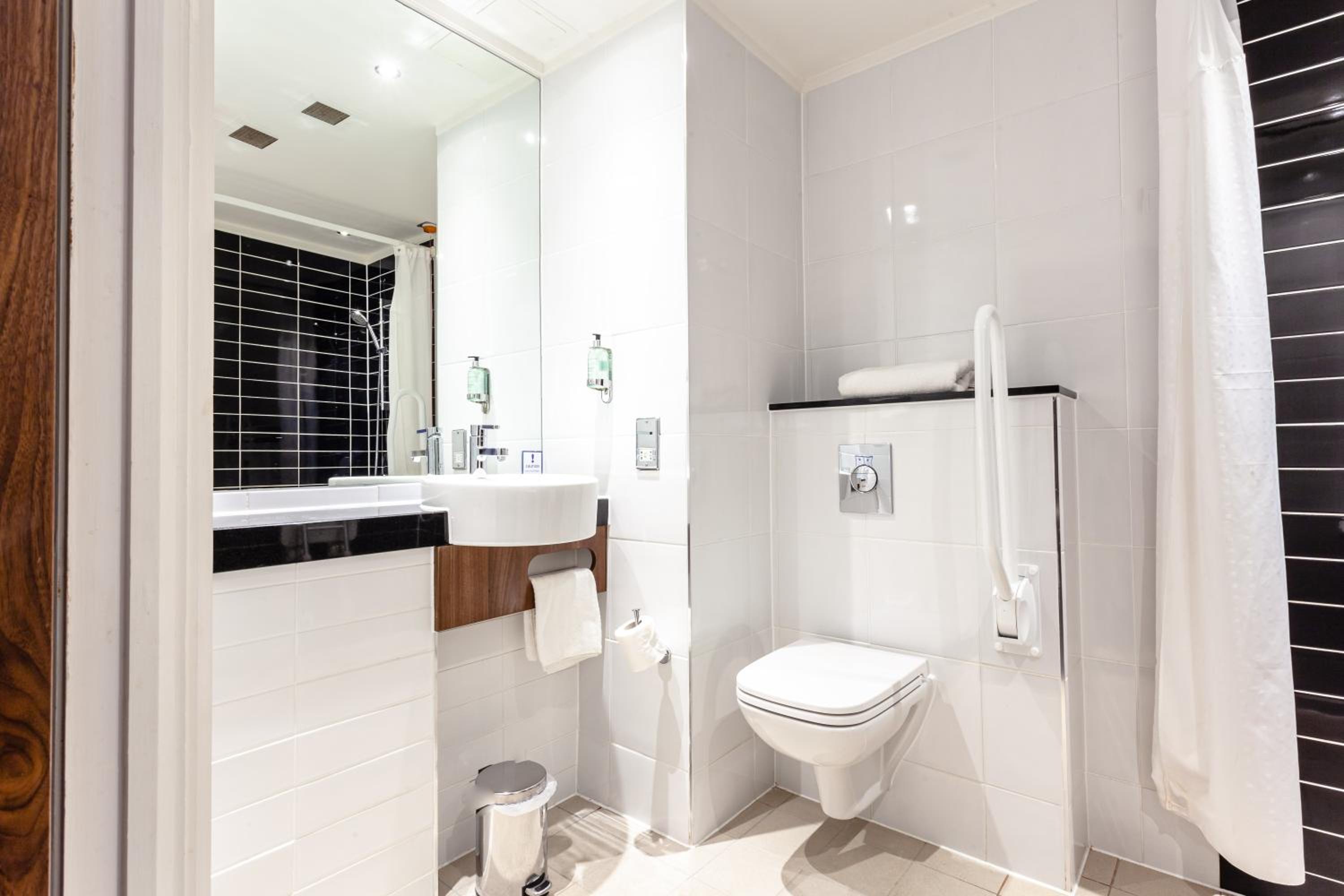 Standard Double Room with Free Hot Breakfast - Accessible - Photo 7