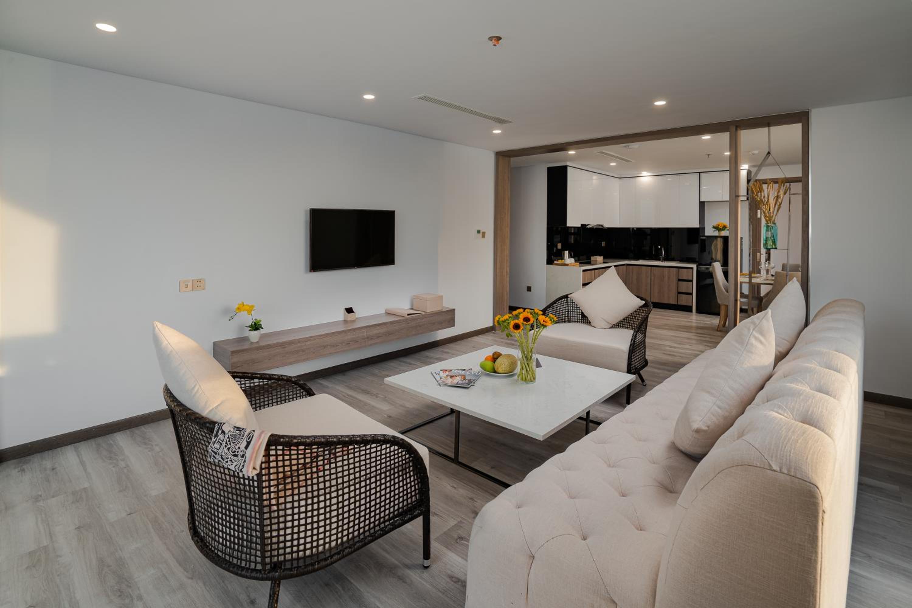Special Offer -Two Bedroom Riverview Apartment with Kitchen and Bathtub - Photo 2