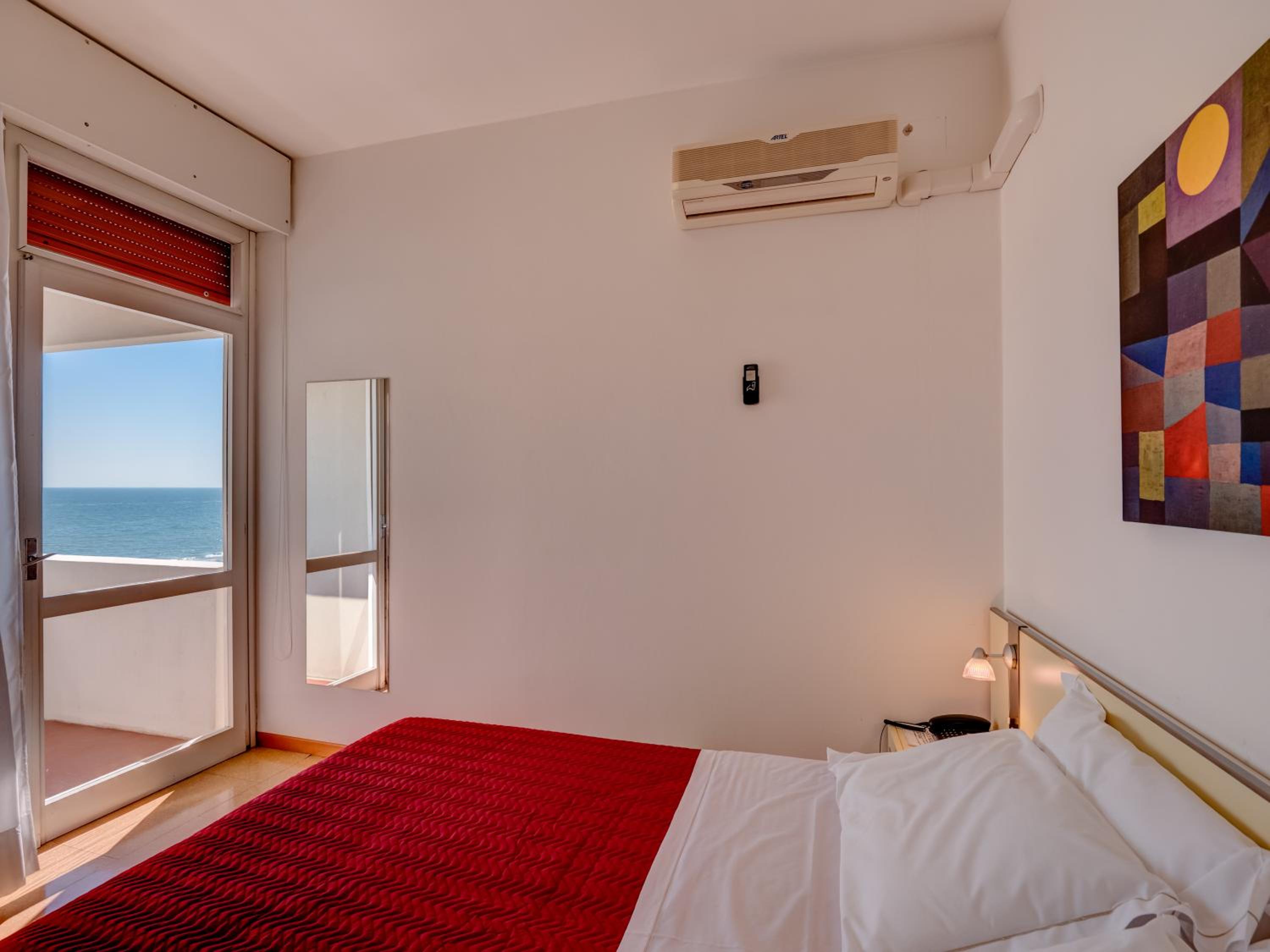 Double or Twin Room with Balcony and Sea View - Photo 3
