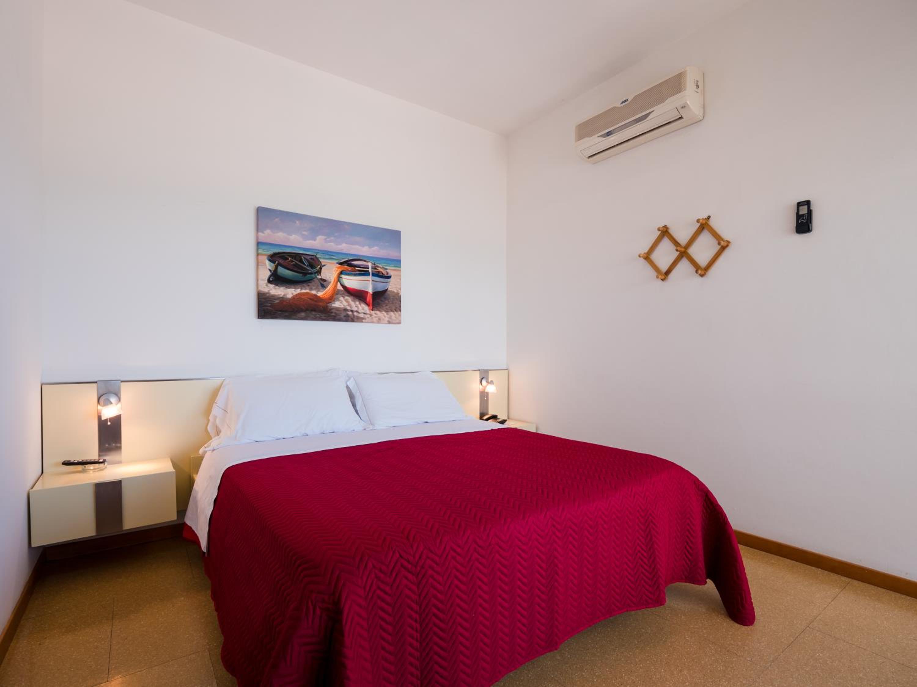 Double or Twin Room with Balcony and Sea View - Photo 4