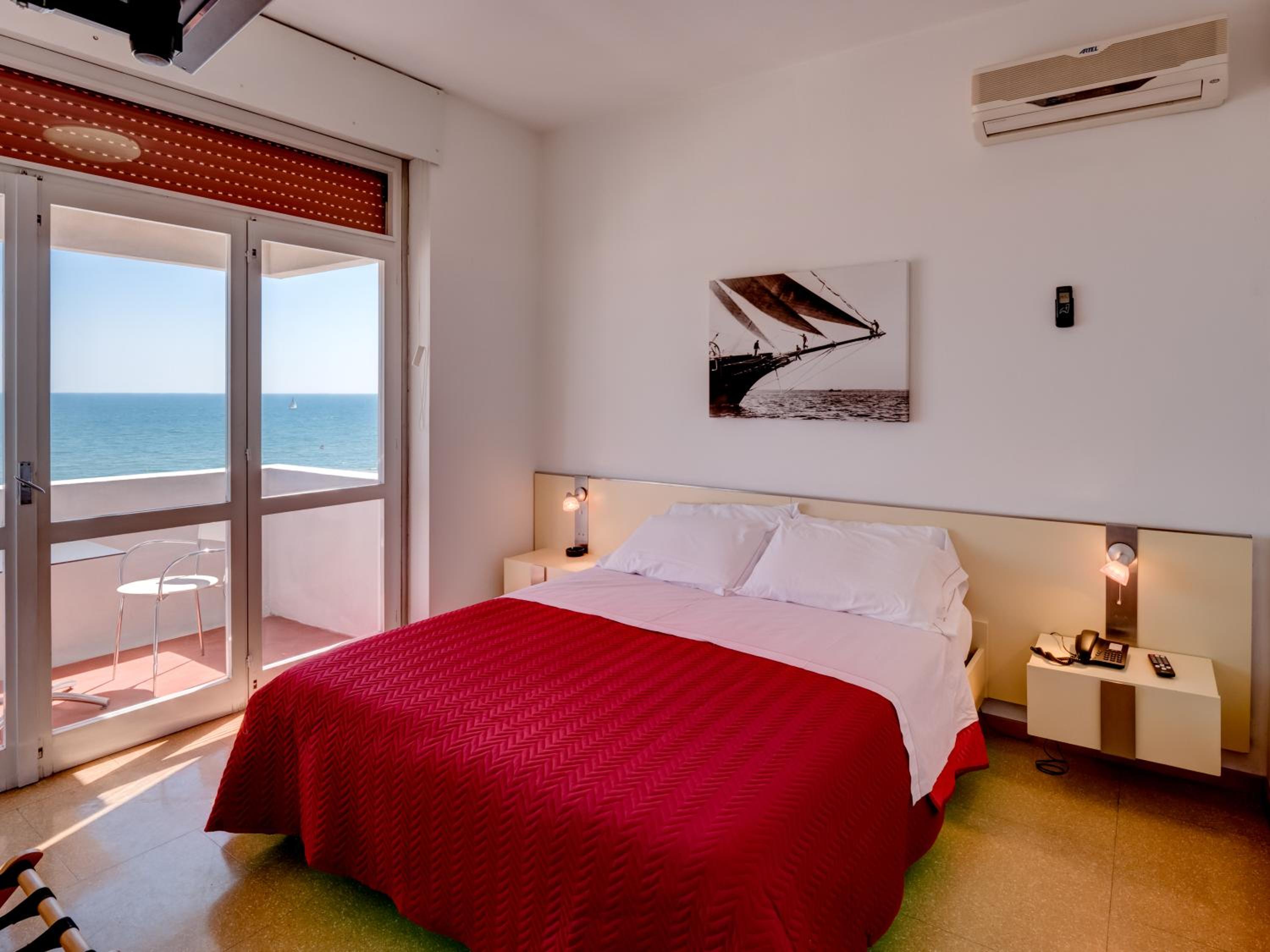 Double or Twin Room with Balcony and Sea View - Photo 1