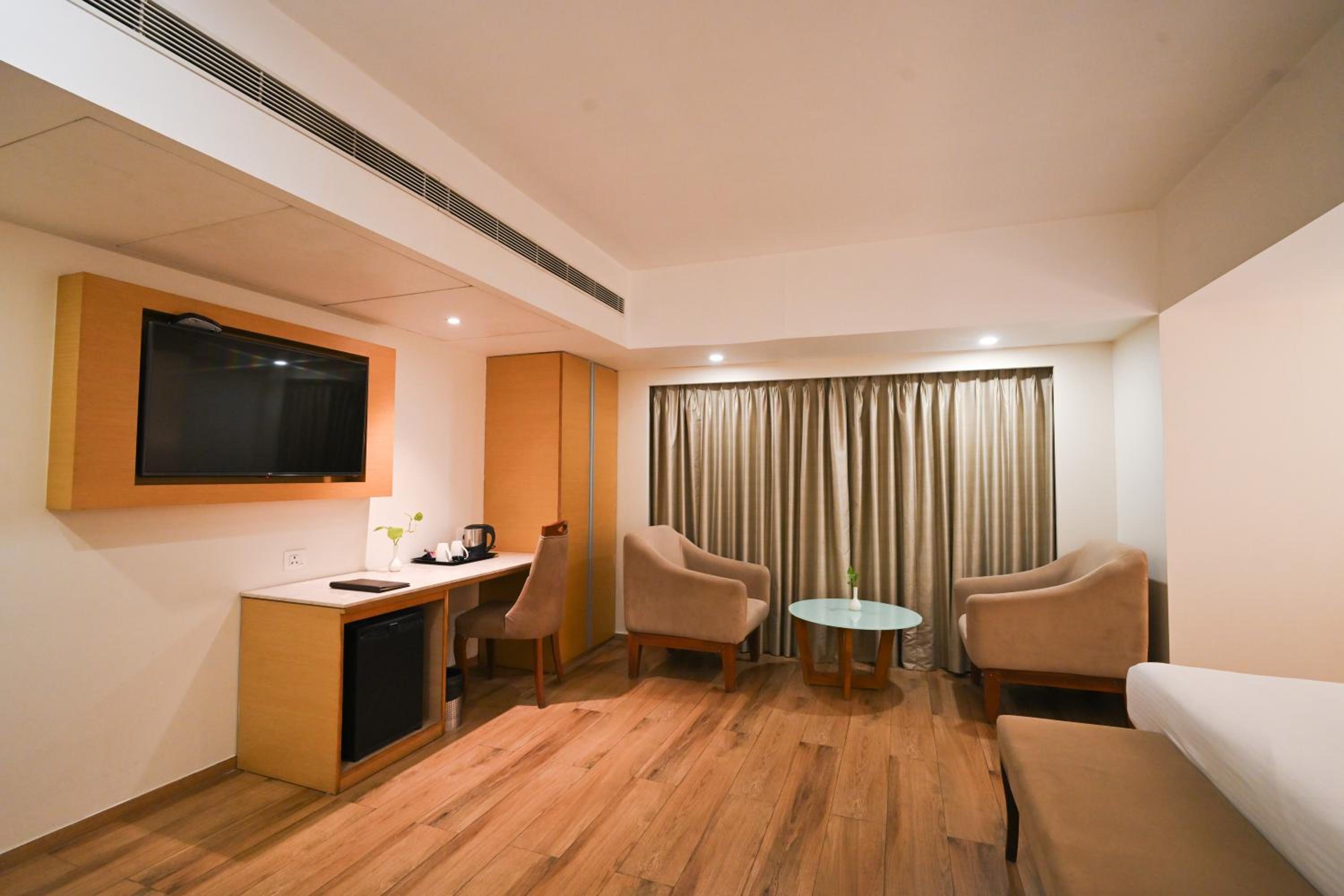 Deluxe Room - 1 Double Bed (15% discount on food and soft beverage)