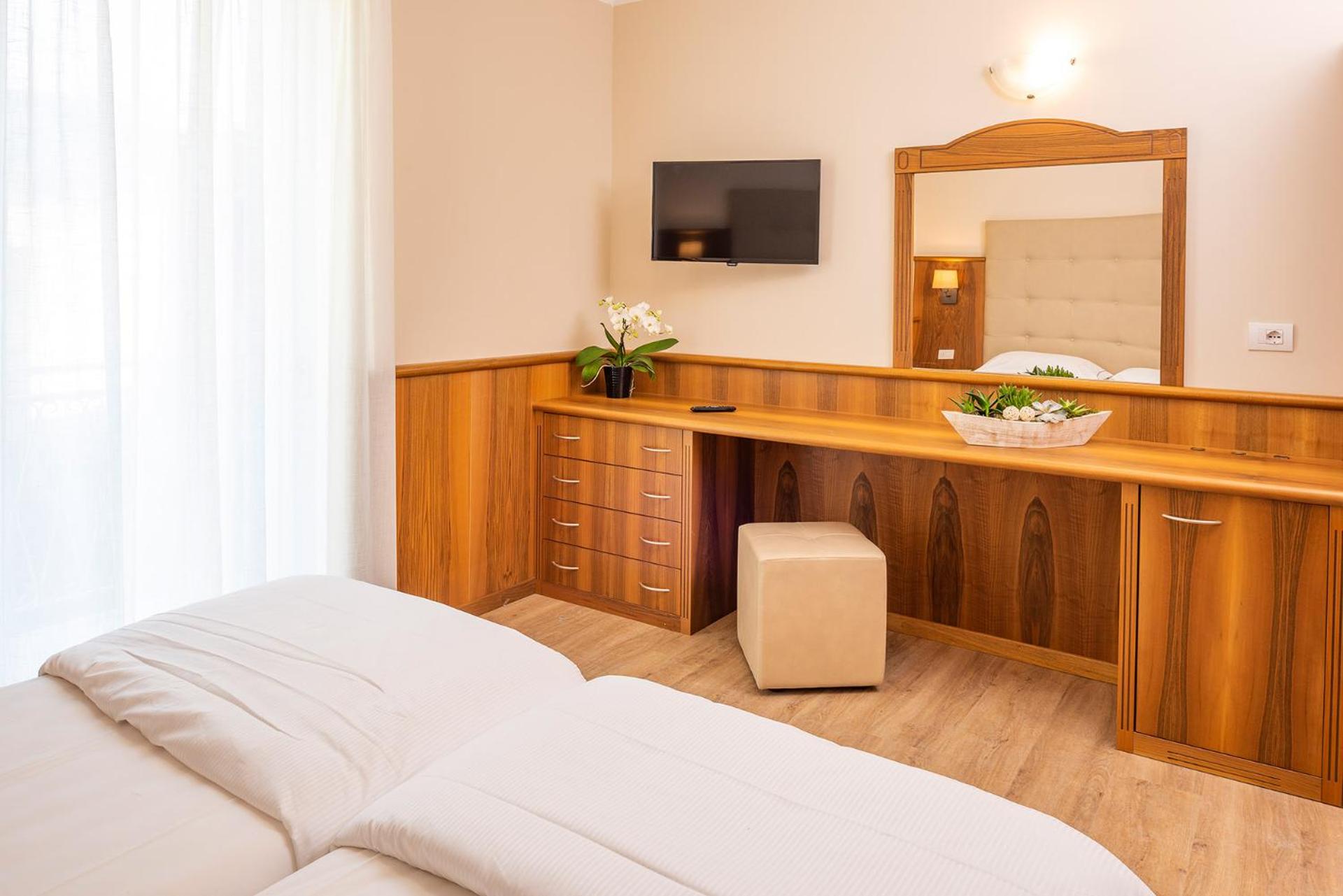 Double or Twin Room - Photo 17