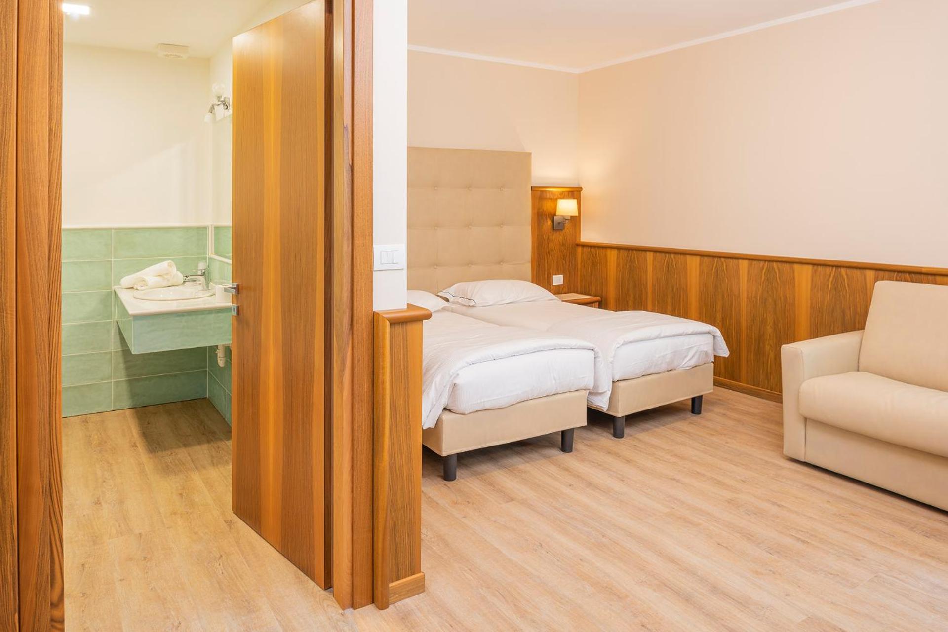 Standard Triple Room - Photo 8