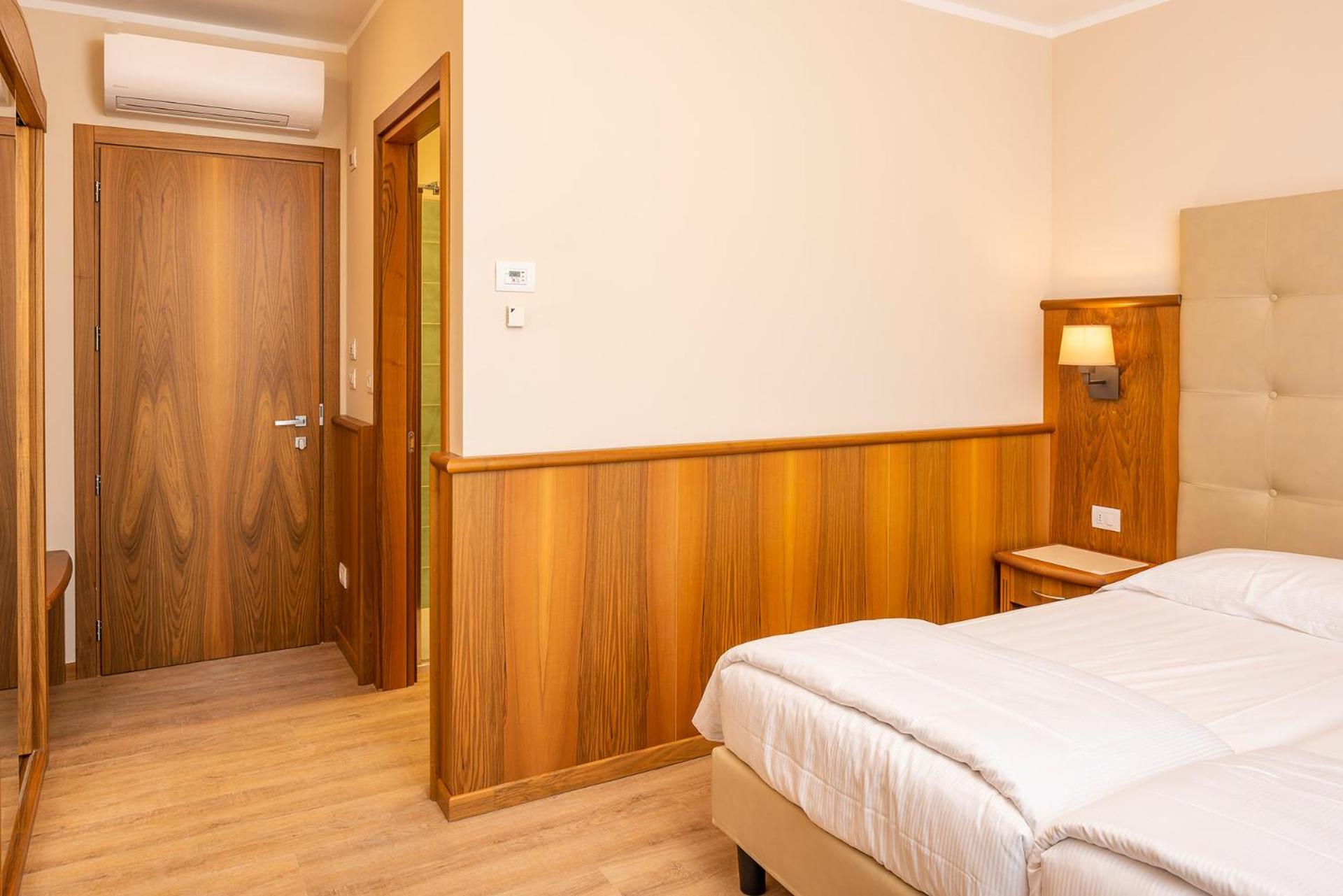 Double or Twin Room - Photo 7