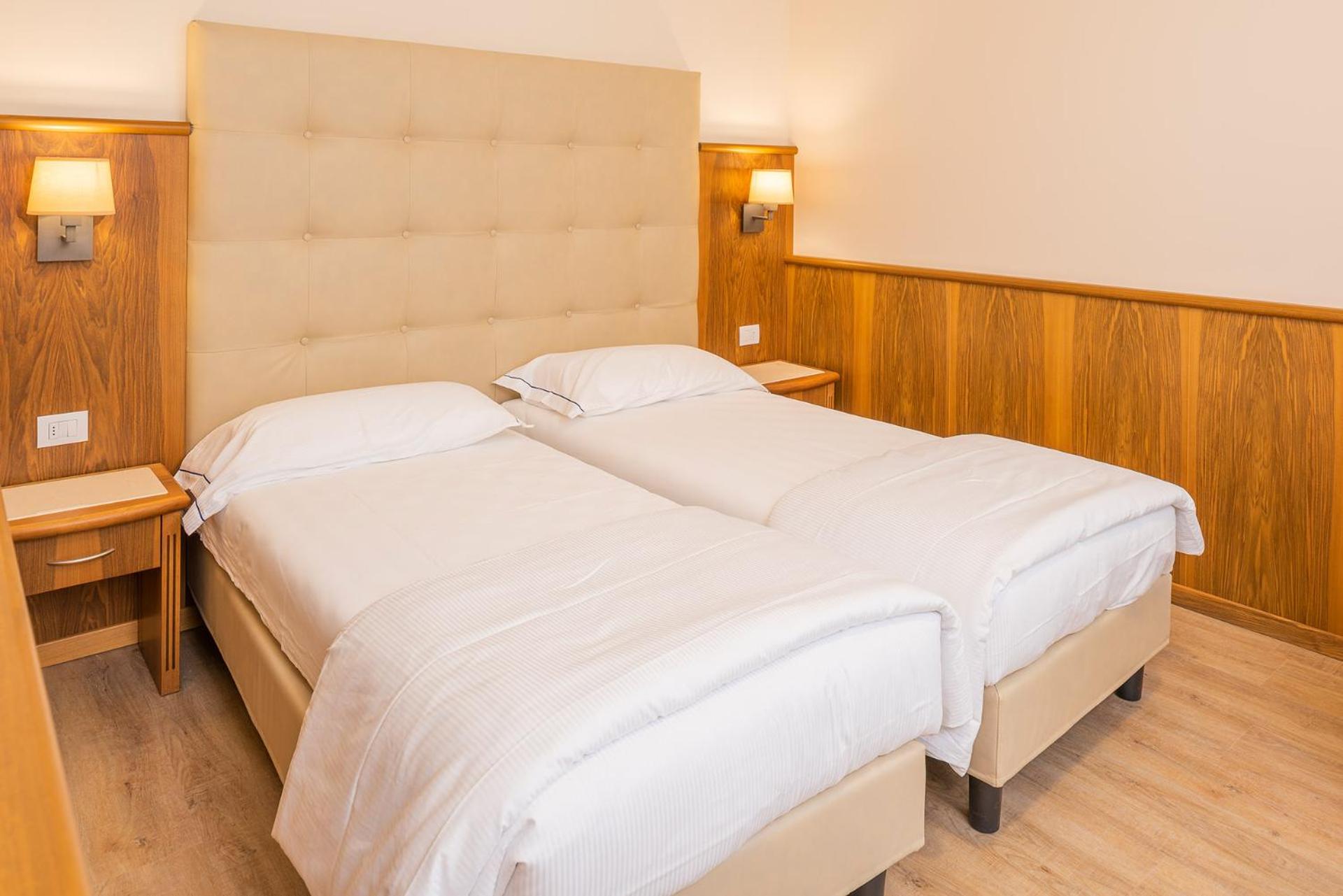 Double or Twin Room - Photo 5
