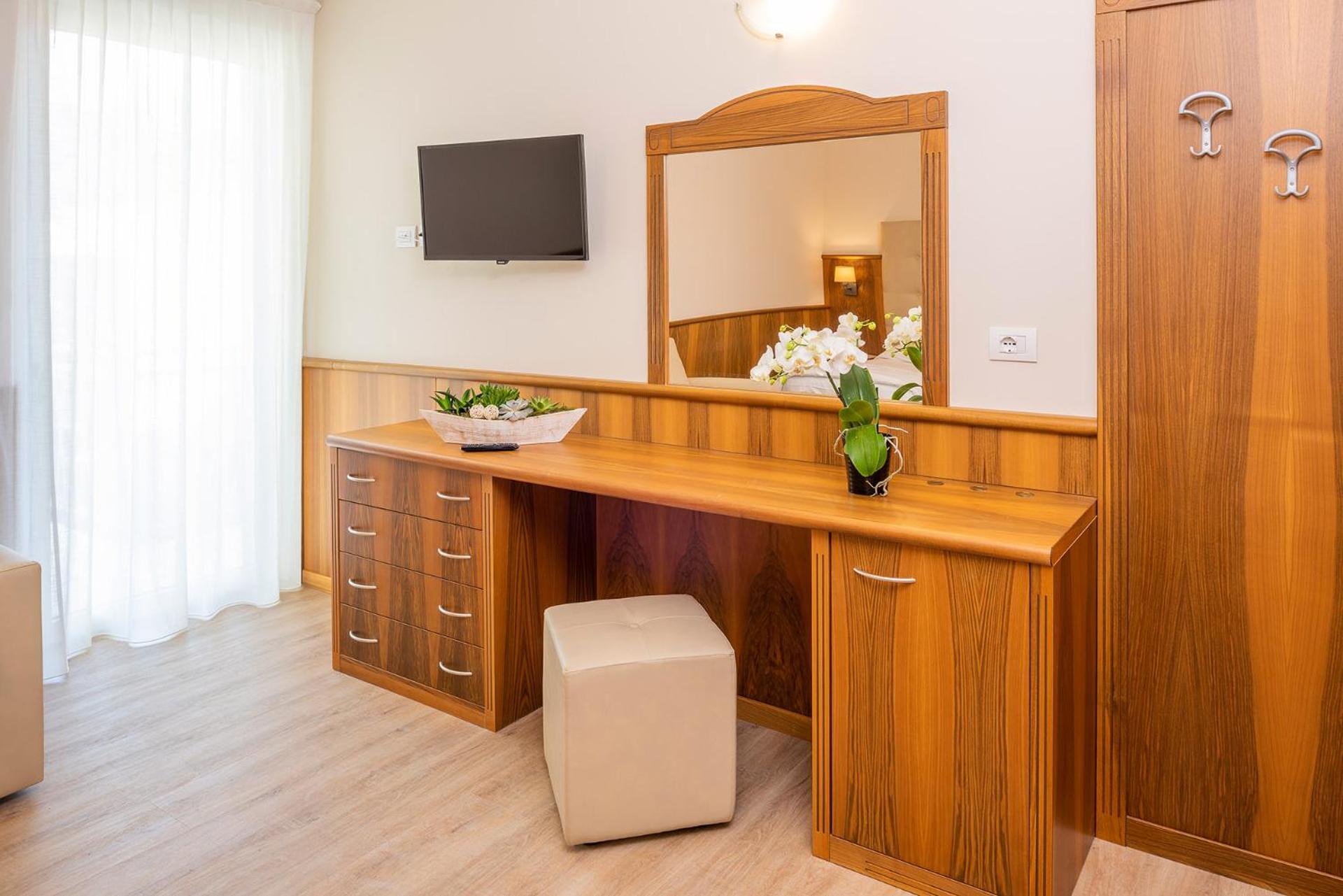Double or Twin Room - Photo 8