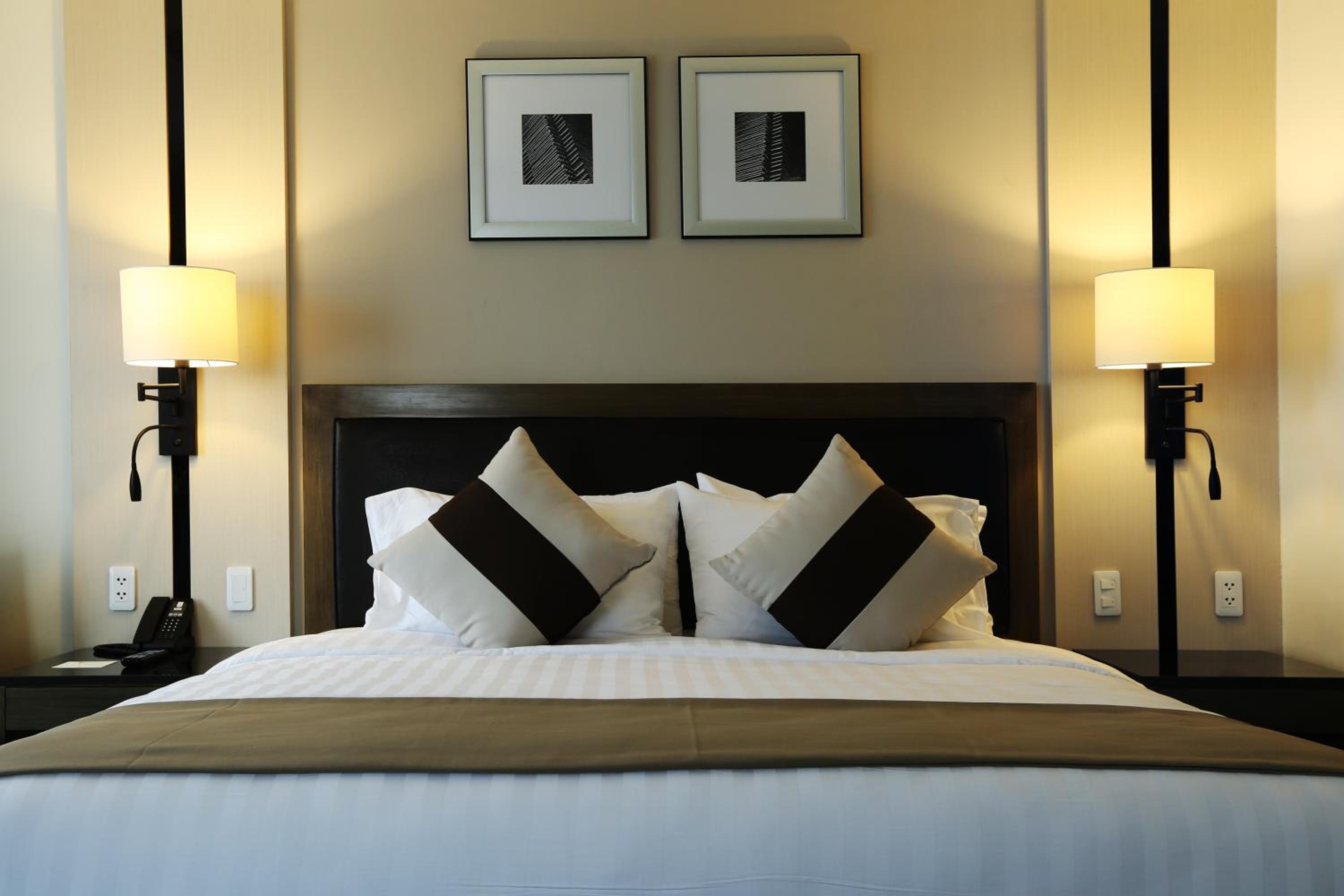 1 King Bed, Standard Room with Lounge Access photo 3